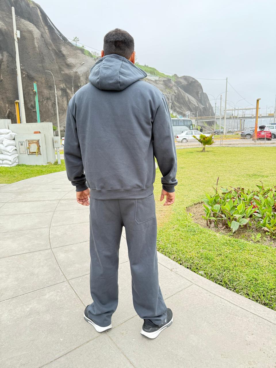 Conjunto de sudadera y pantalón deportivo gris