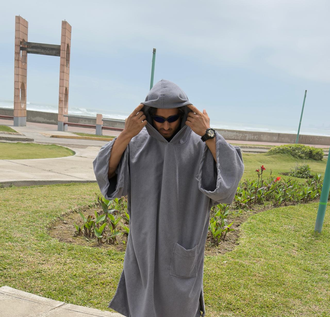 Poncho gris con capucha