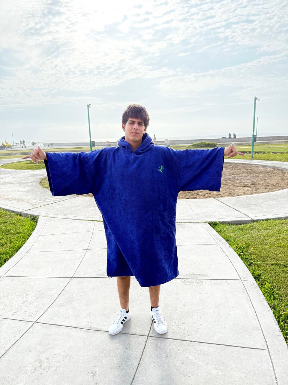 PONCHO DE TOALLA AZUL-Logo Verde