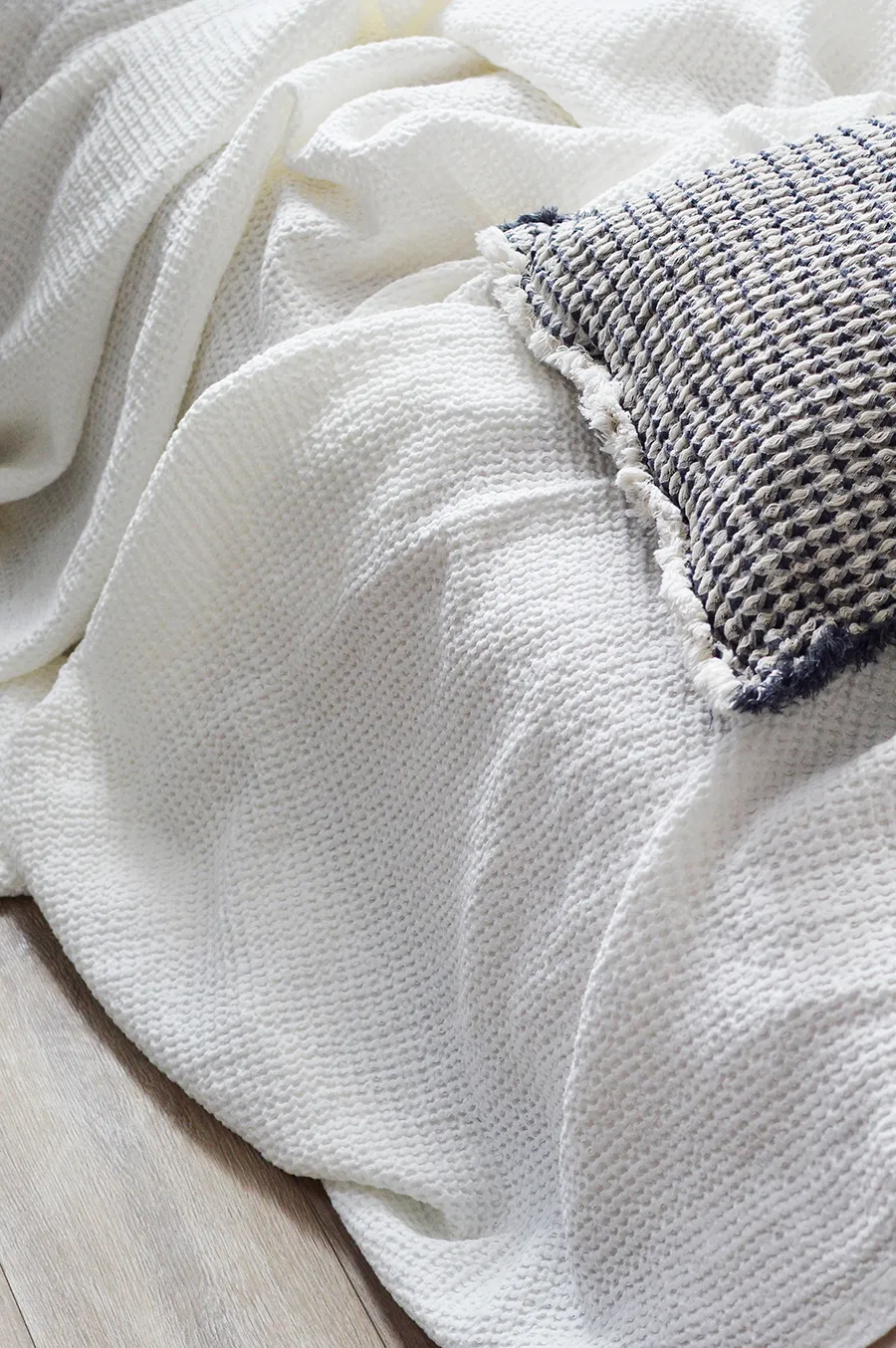 Baltas lovos užtiesalas