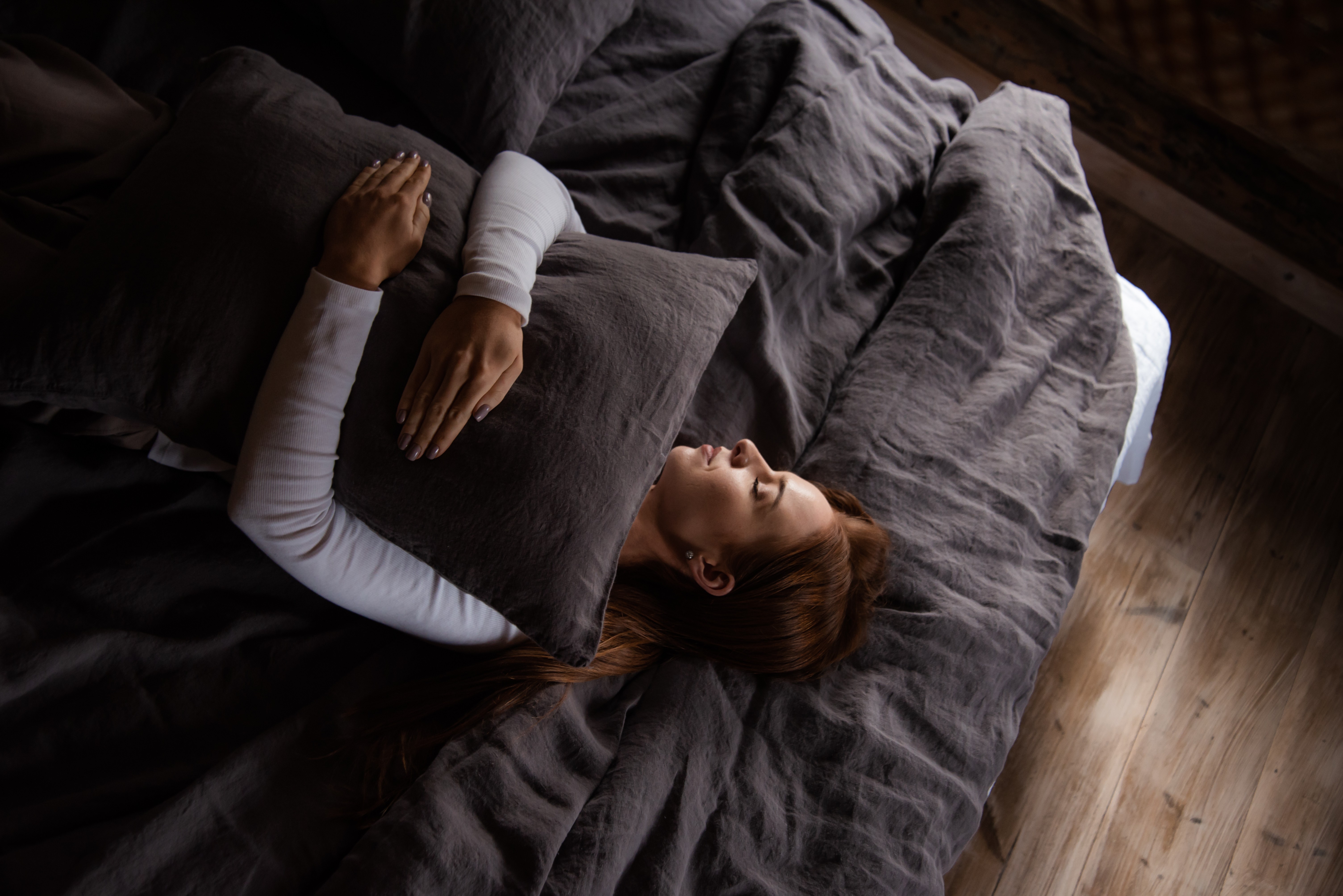  Šokoladinė Pilka Aptempiama Paklodė (Su Guma)