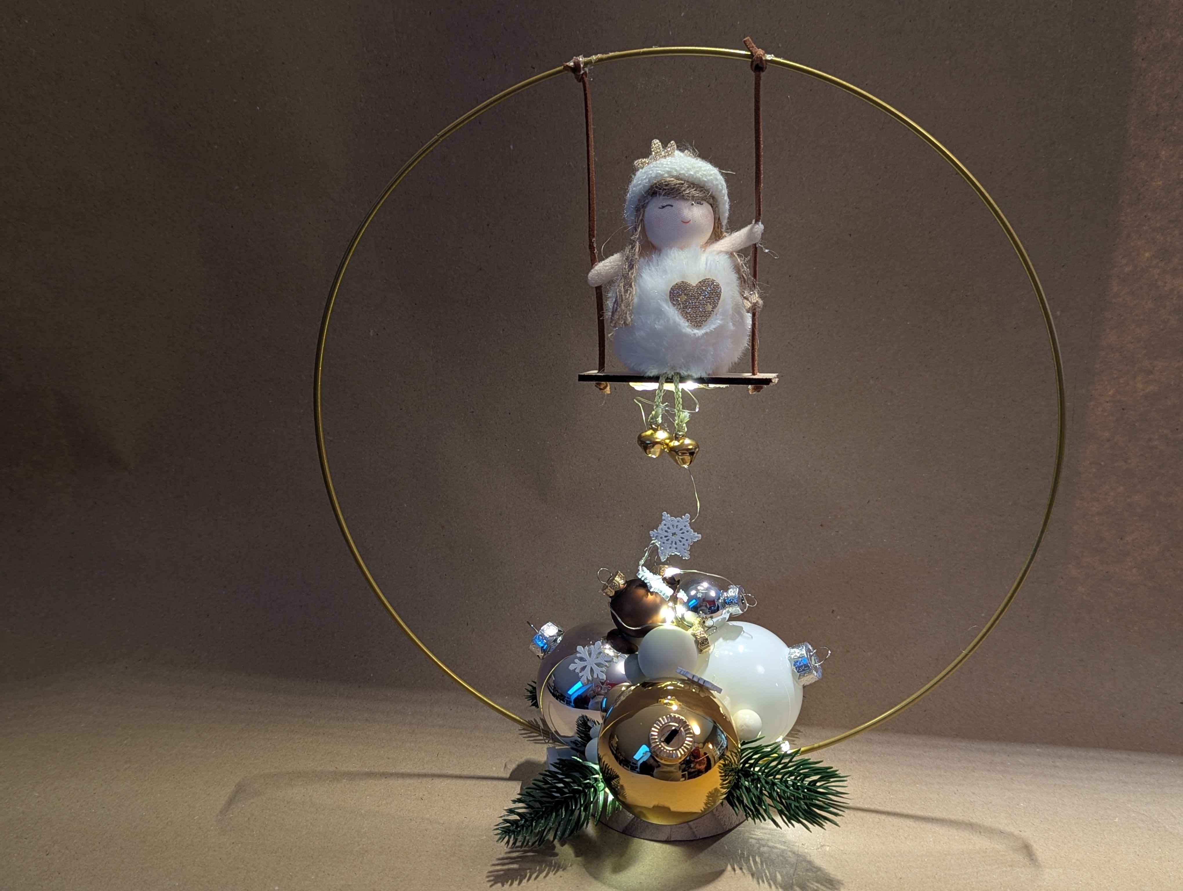 Décoration de Noël avec un sujet sur sa balençoire