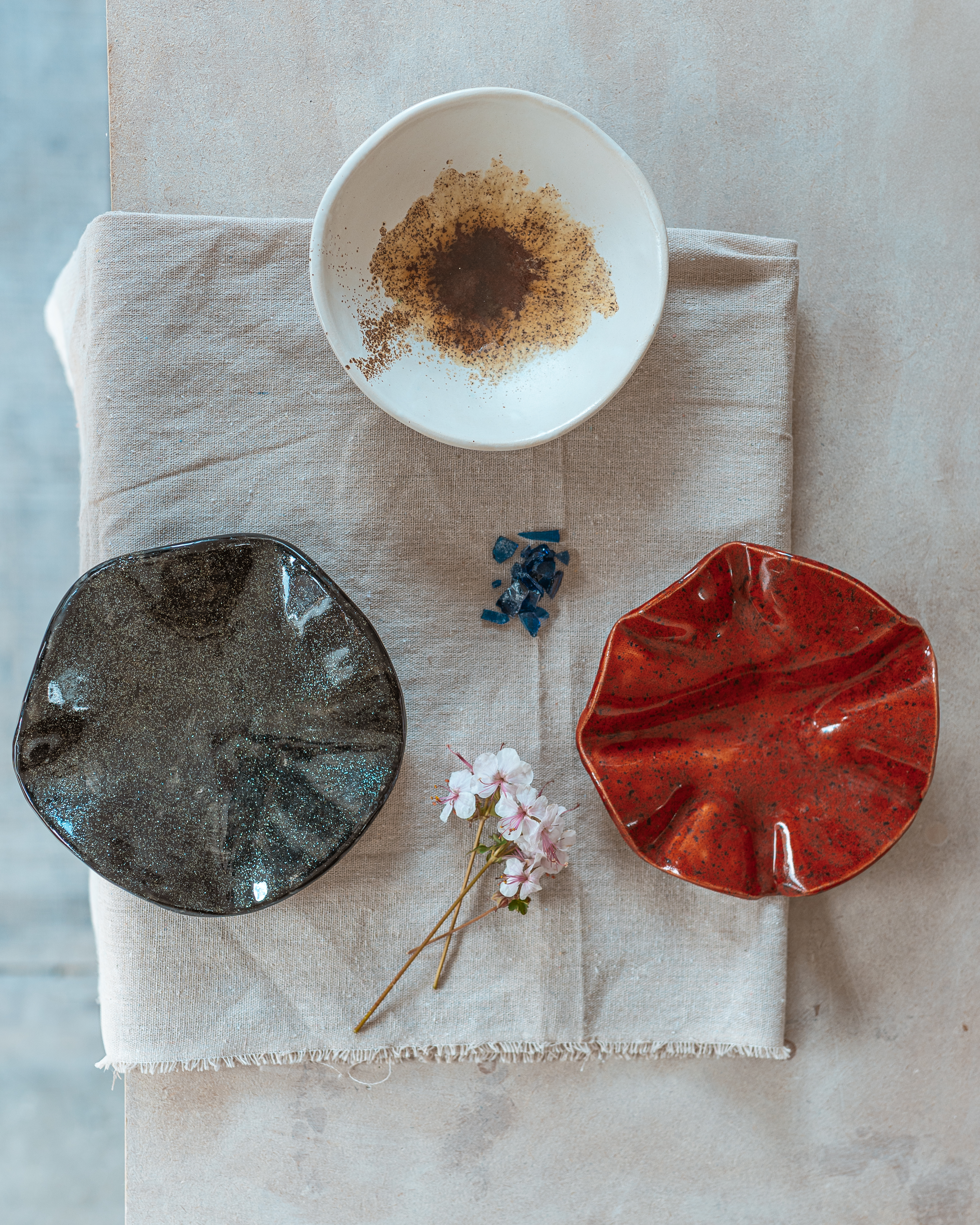 Trio de caractère – Assiettes façonnées à la main (21 cm)