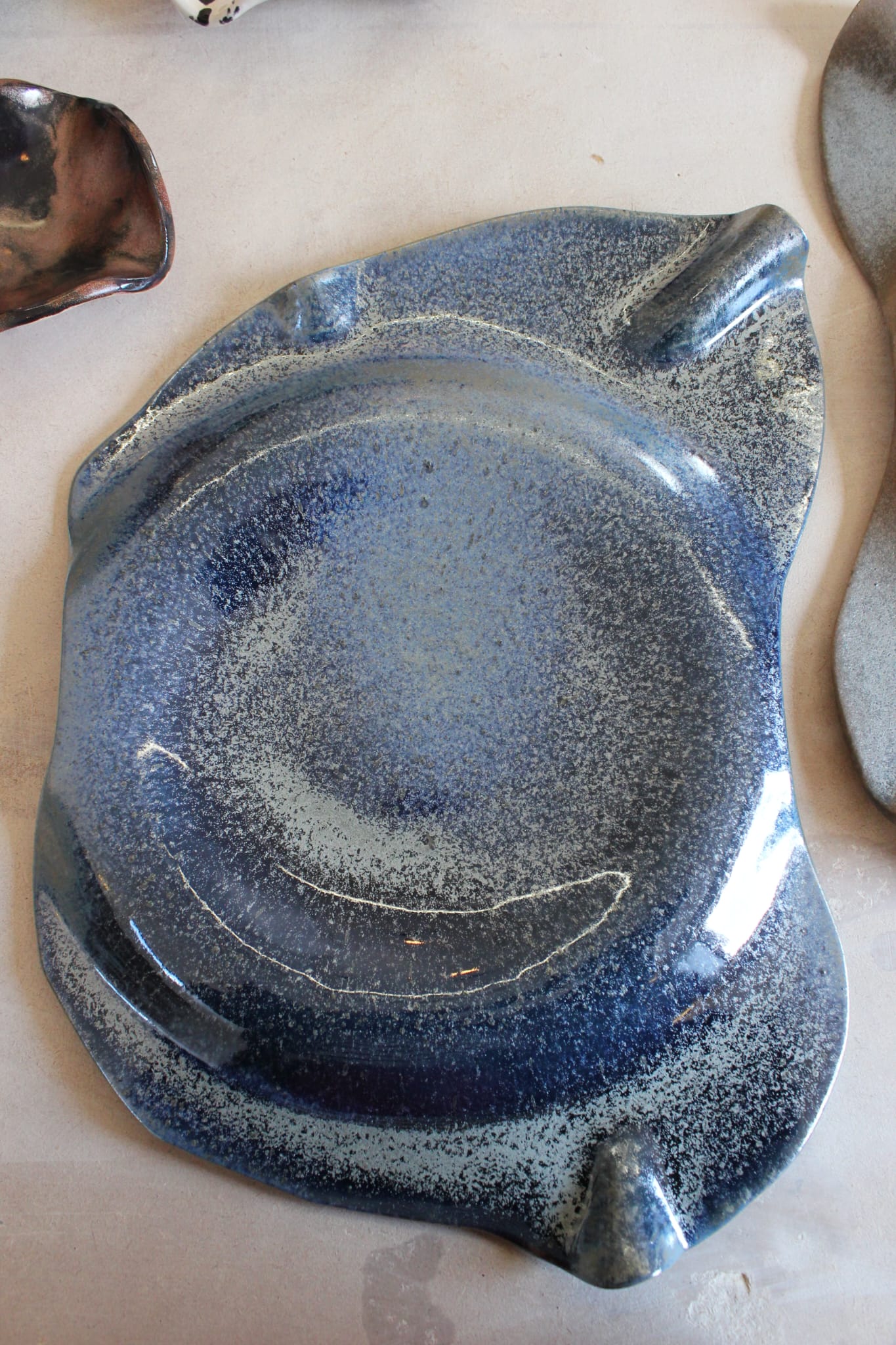 Assiette Trace – Édition Bleu Profond – Ronde