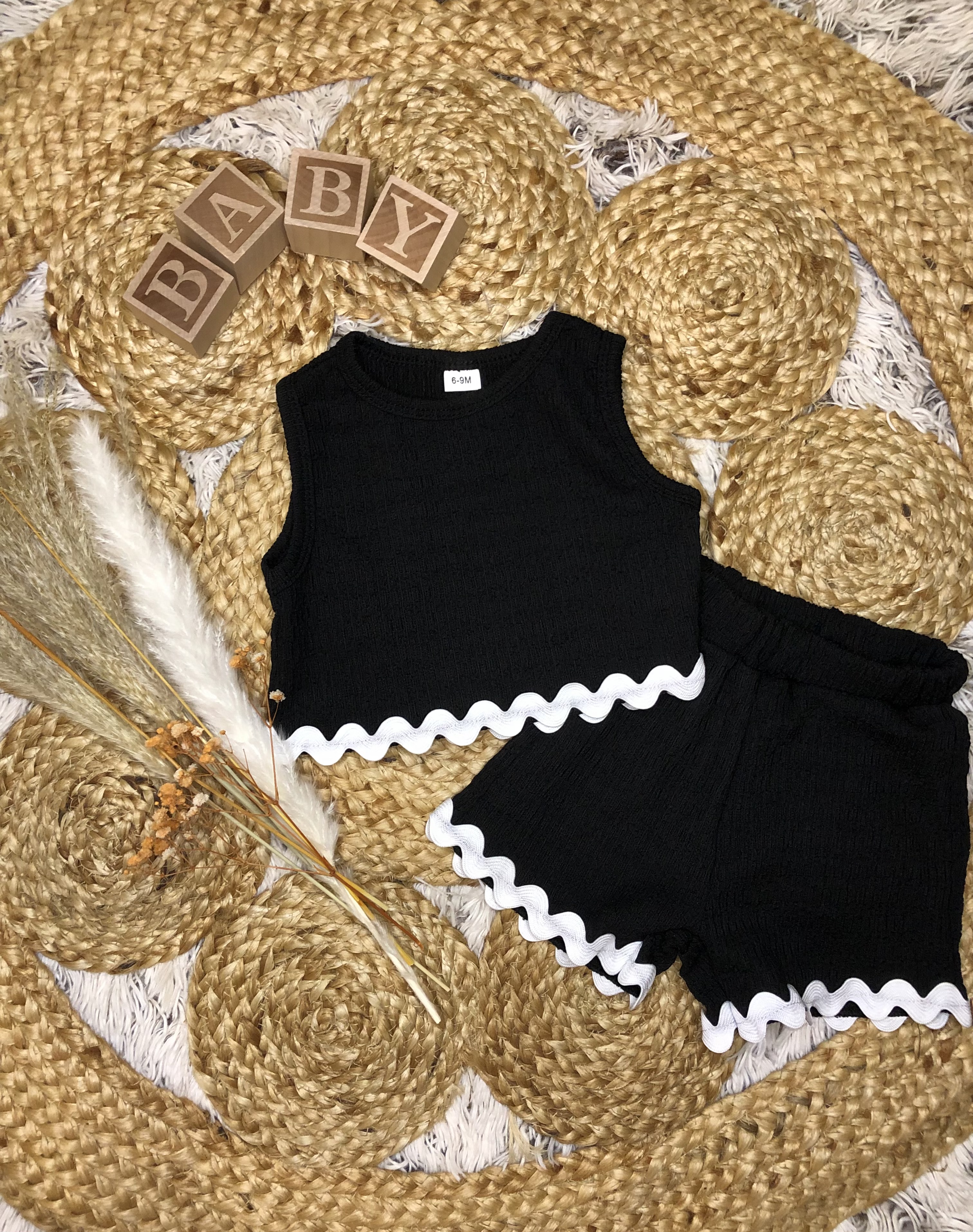 Ensemble fille noir avec détaille blanc 