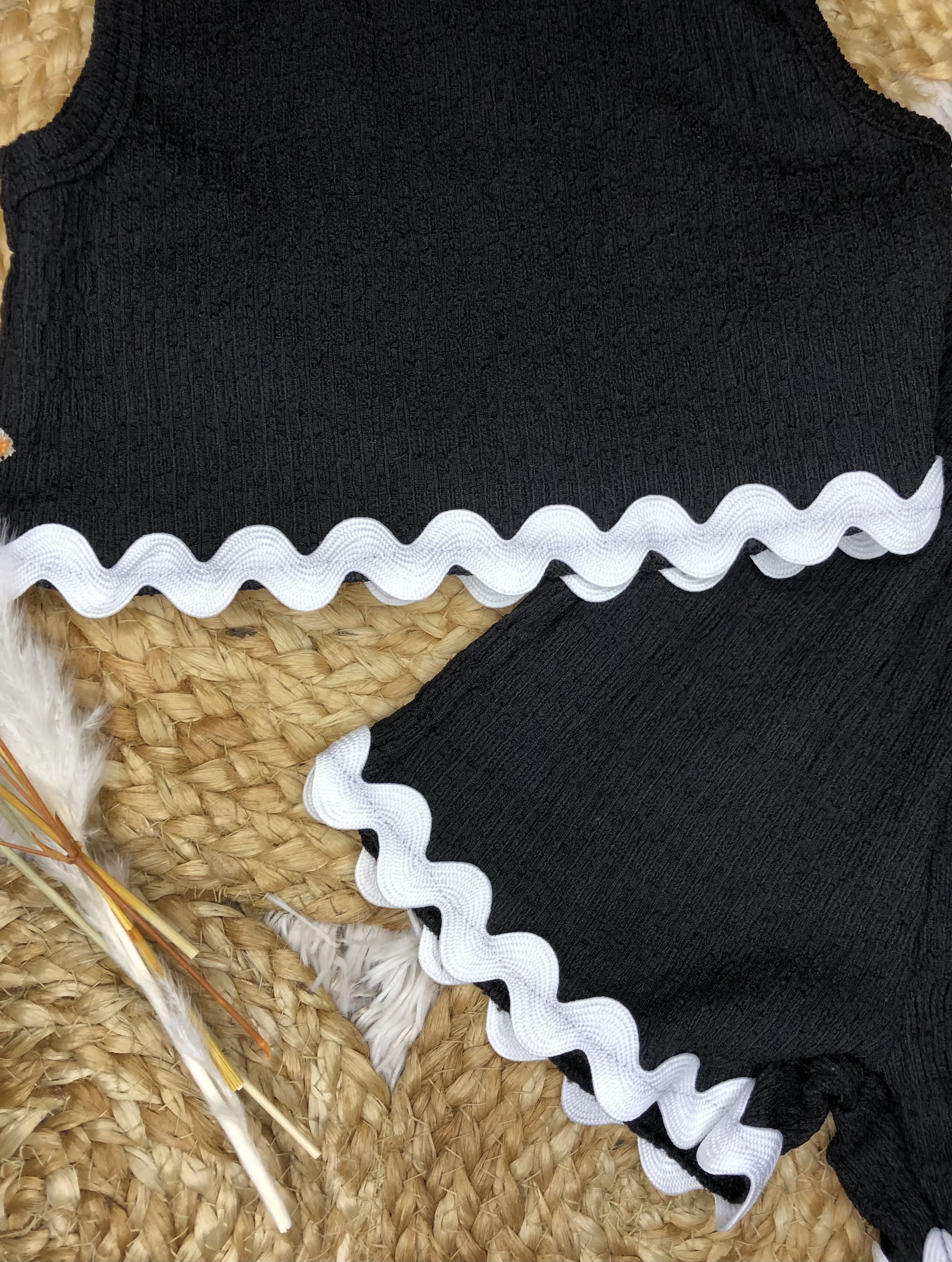 Ensemble fille noir avec détaille blanc 