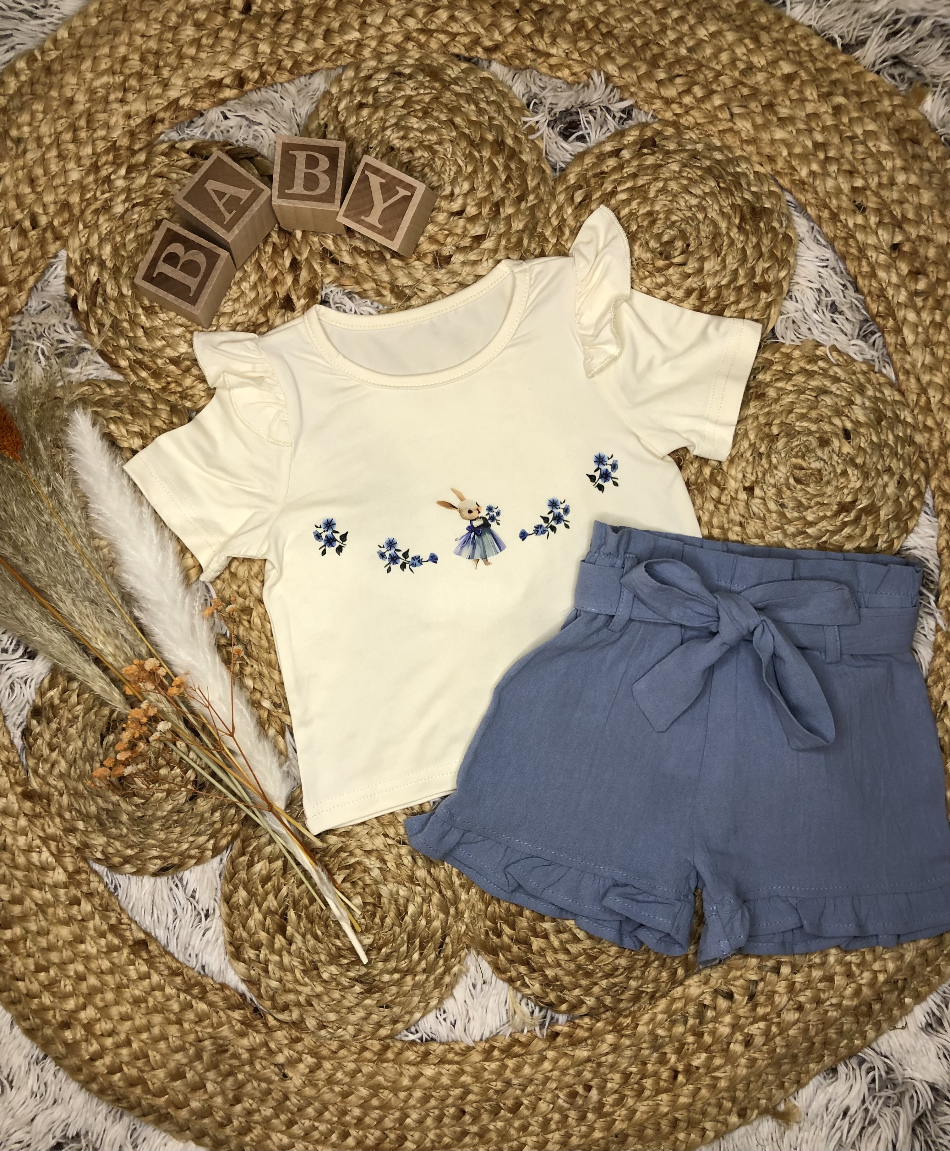 Ensemble fille fleurie et lapin 