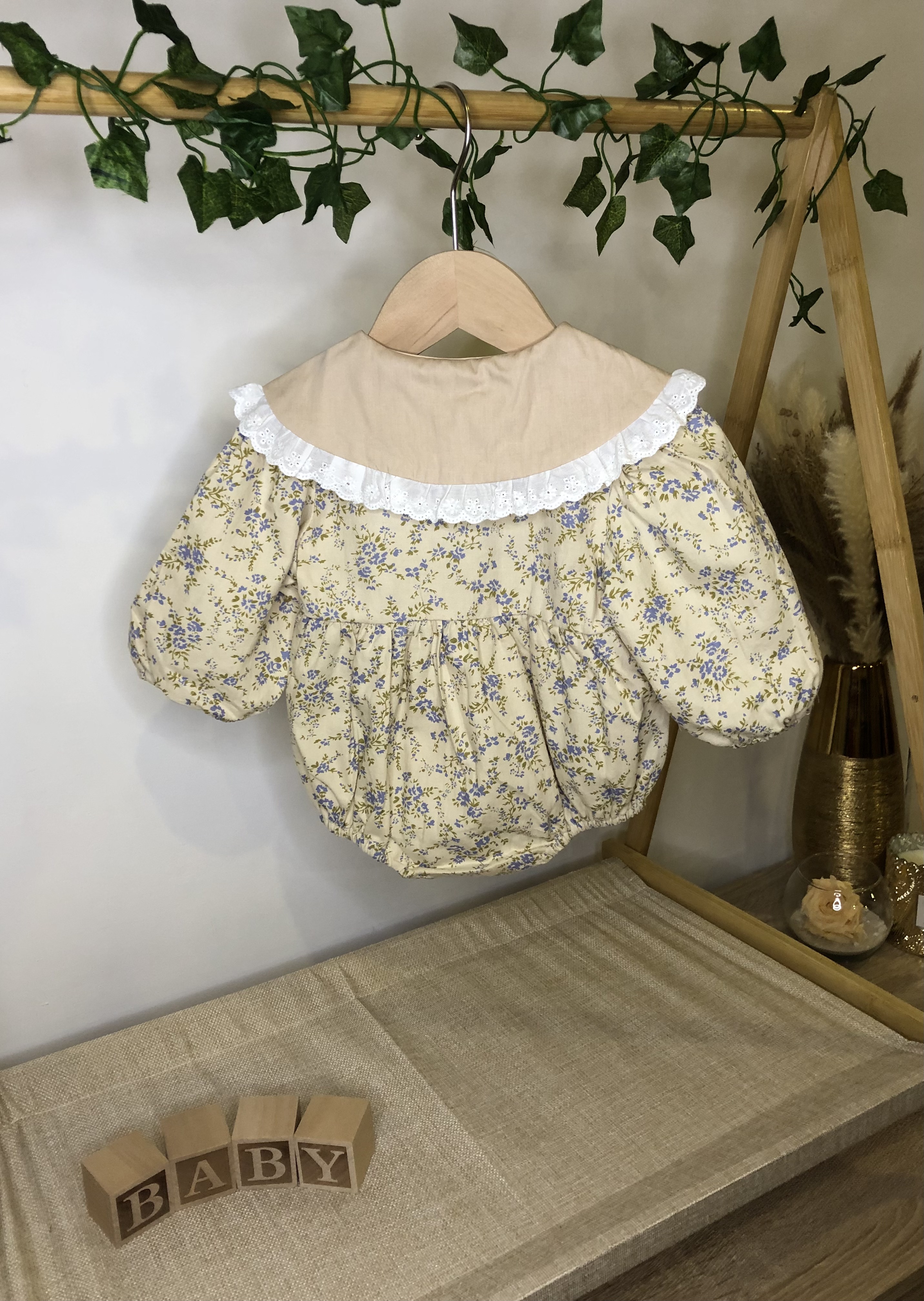 Barboteuse fille fleurie bleues 