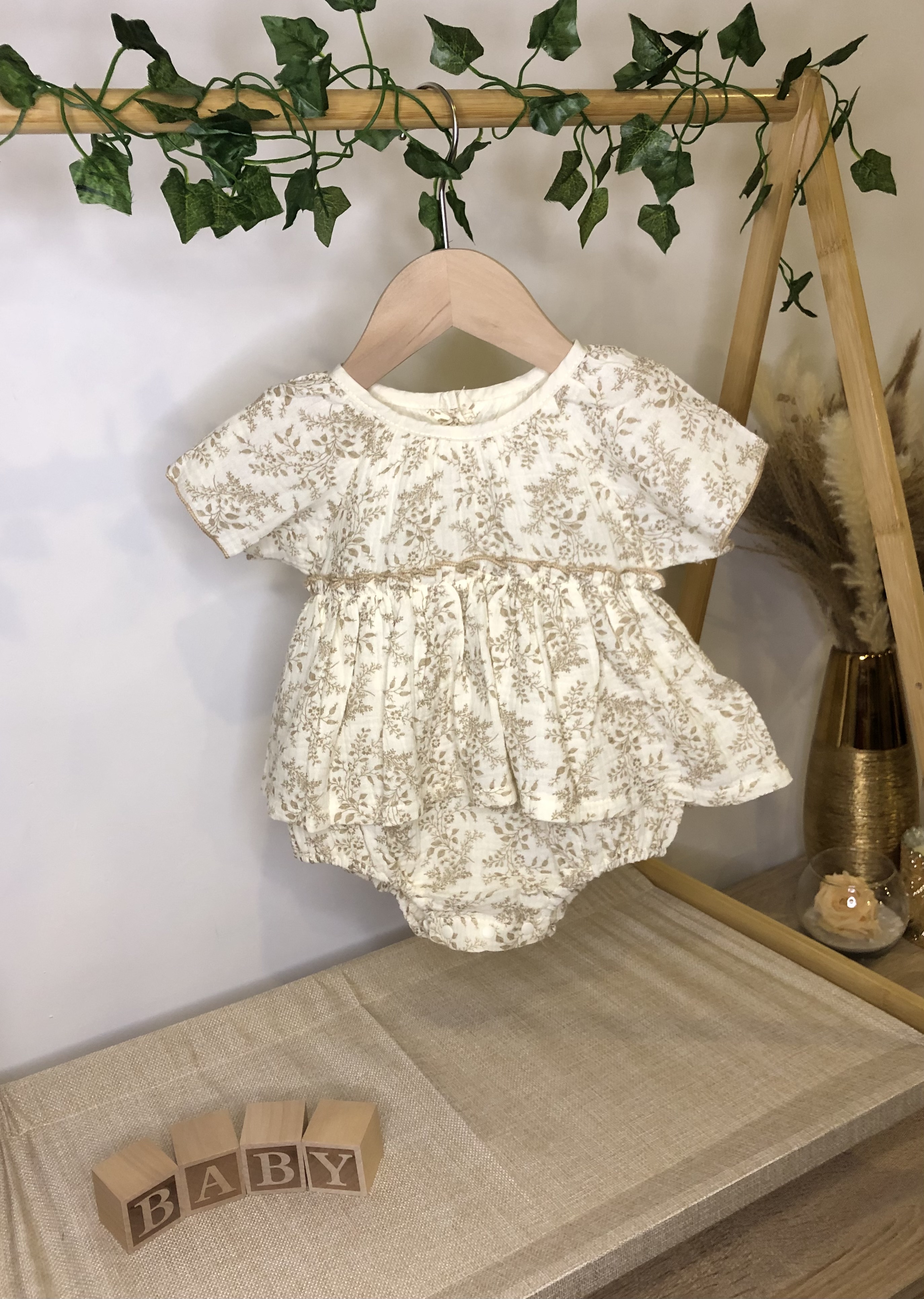 Barboteuse fille fleuries beige 