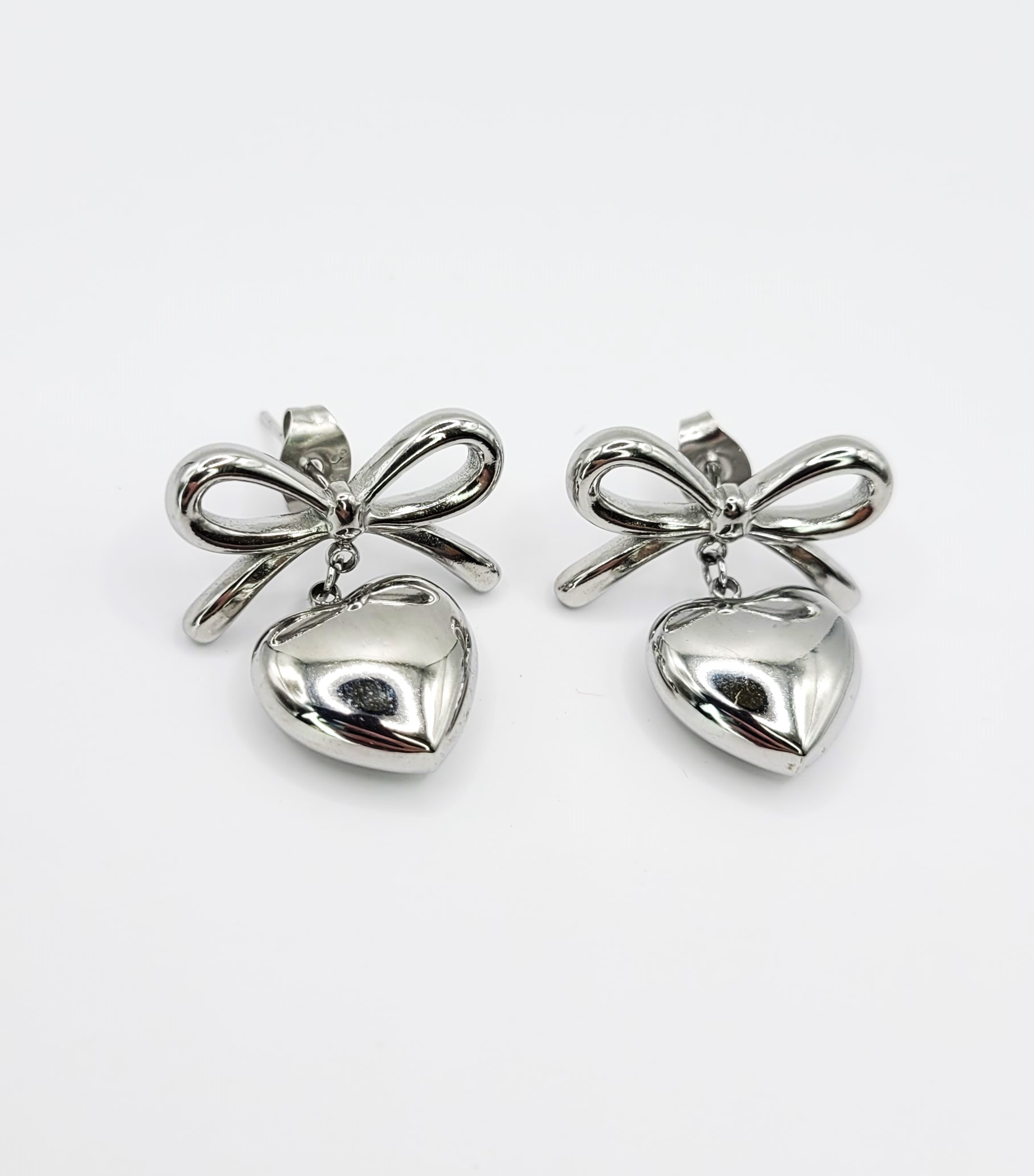 Sidabriniai auskarai su širdelėmis