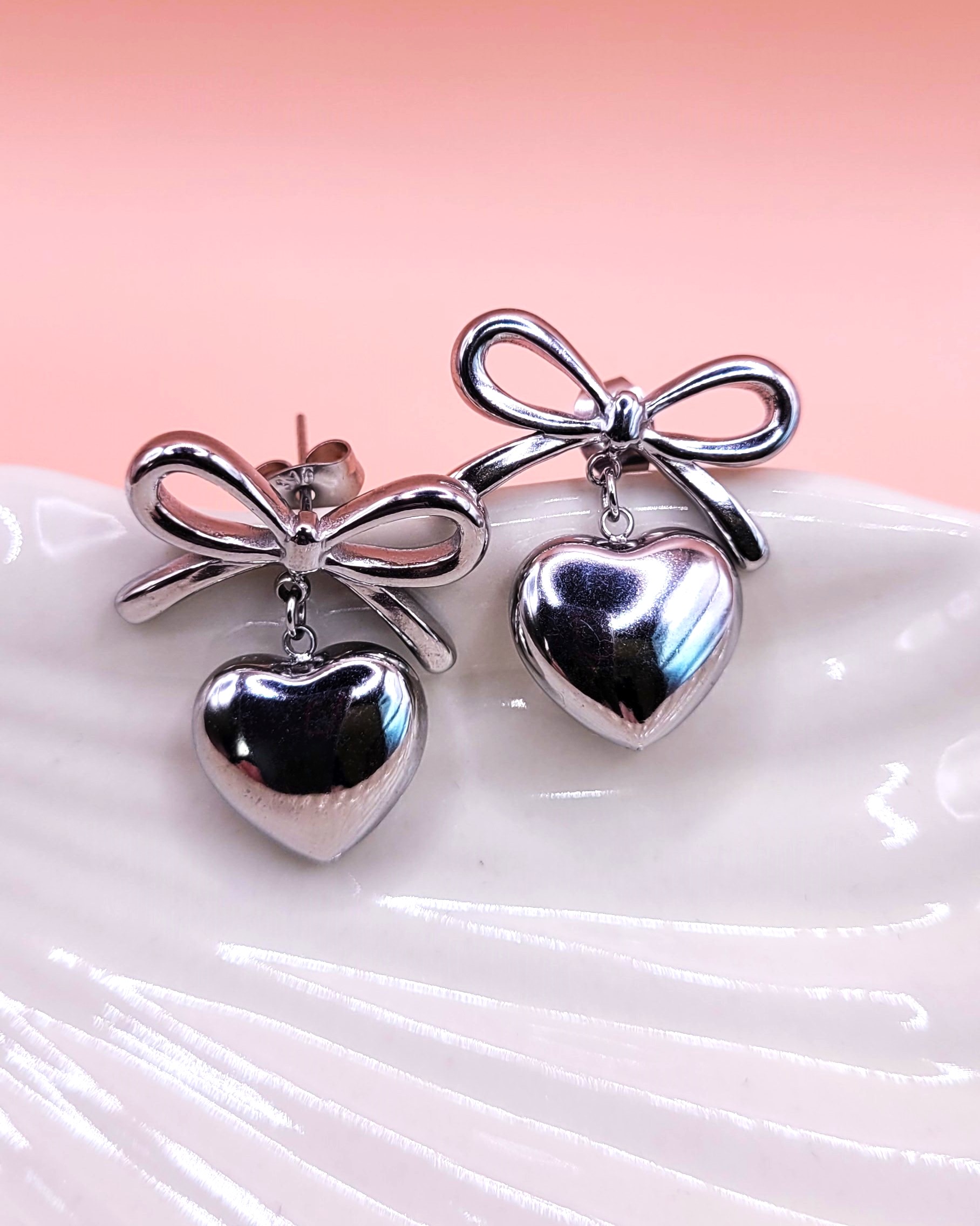 Sidabriniai auskarai su širdelėmis