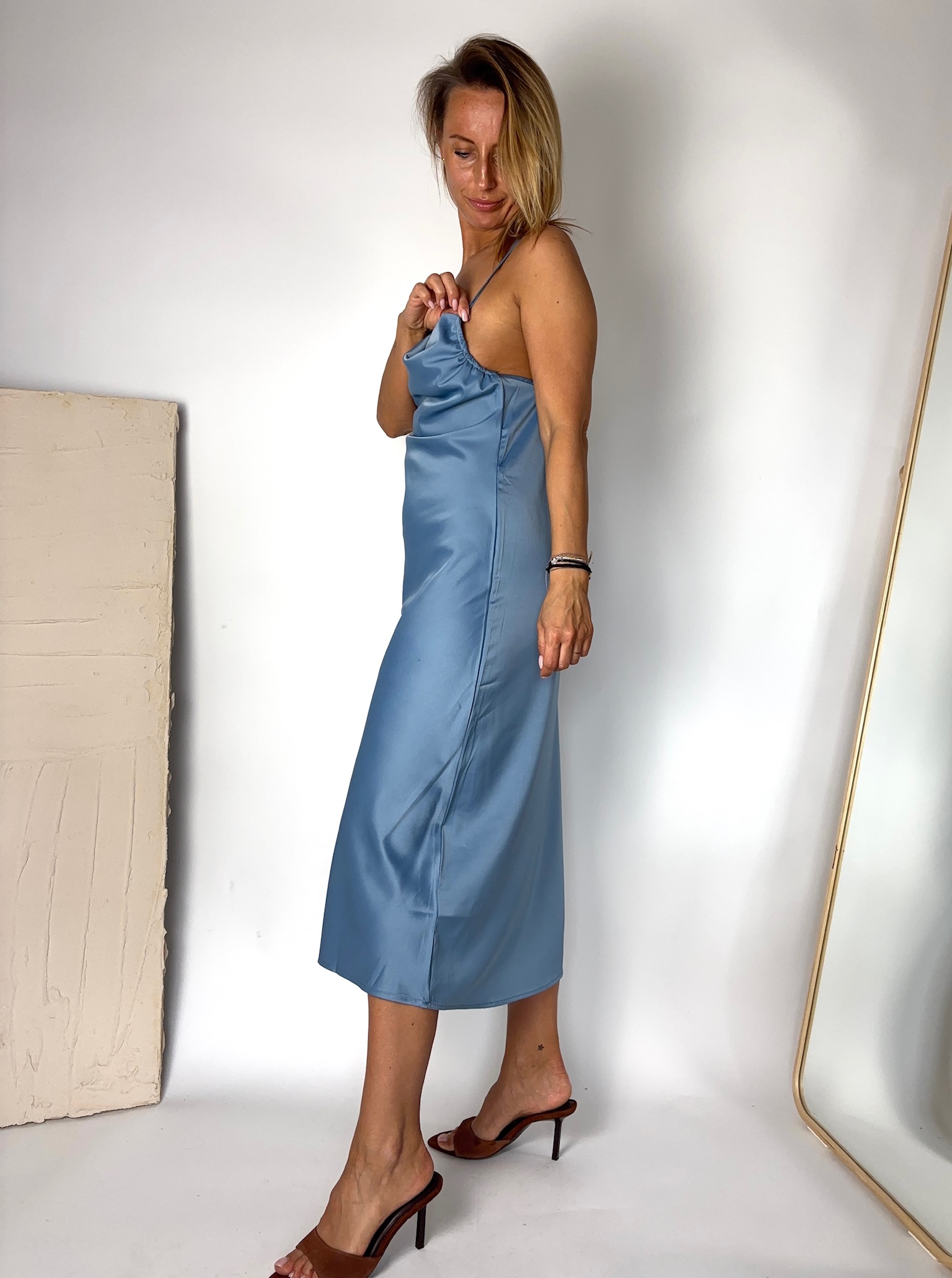 Niebieska prosta sukienka na ramiączkach