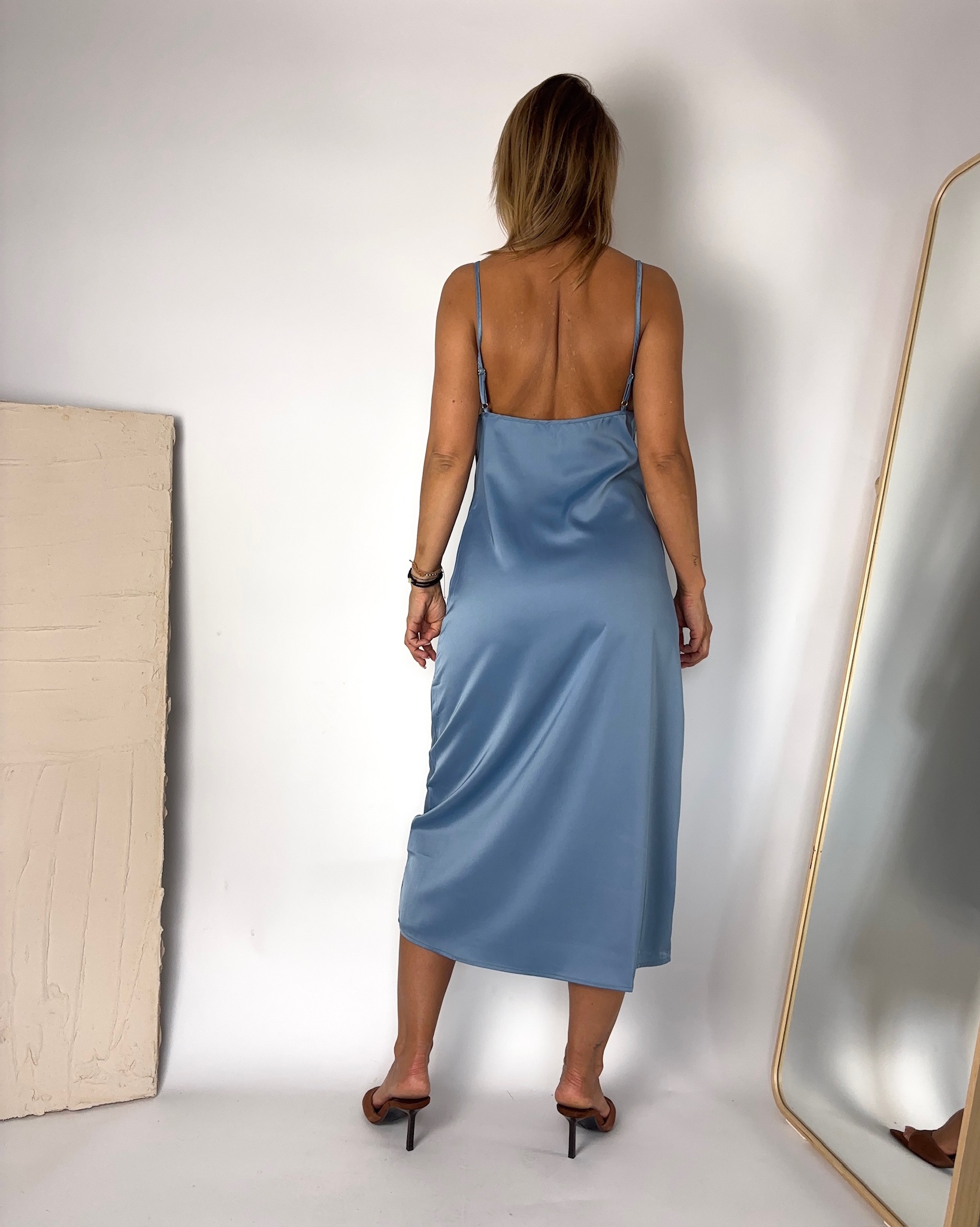 Niebieska prosta sukienka na ramiączkach