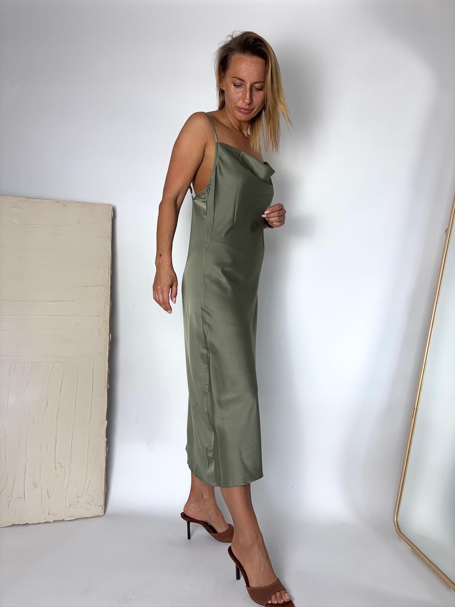 Zielona Khaki prosta sukienka na ramiączkach