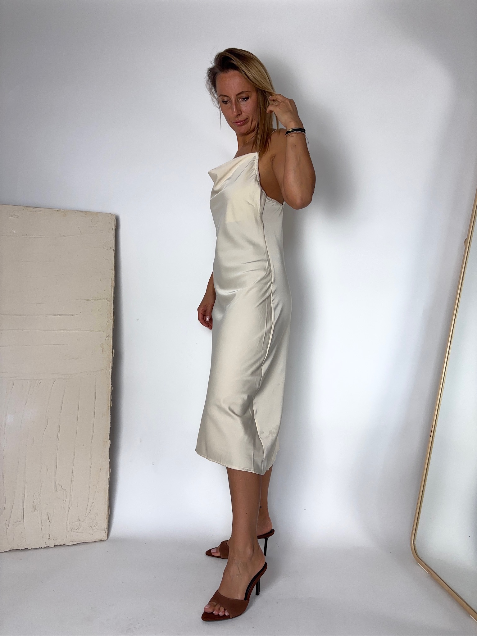 Beżowa prosta sukienka na ramiączkach