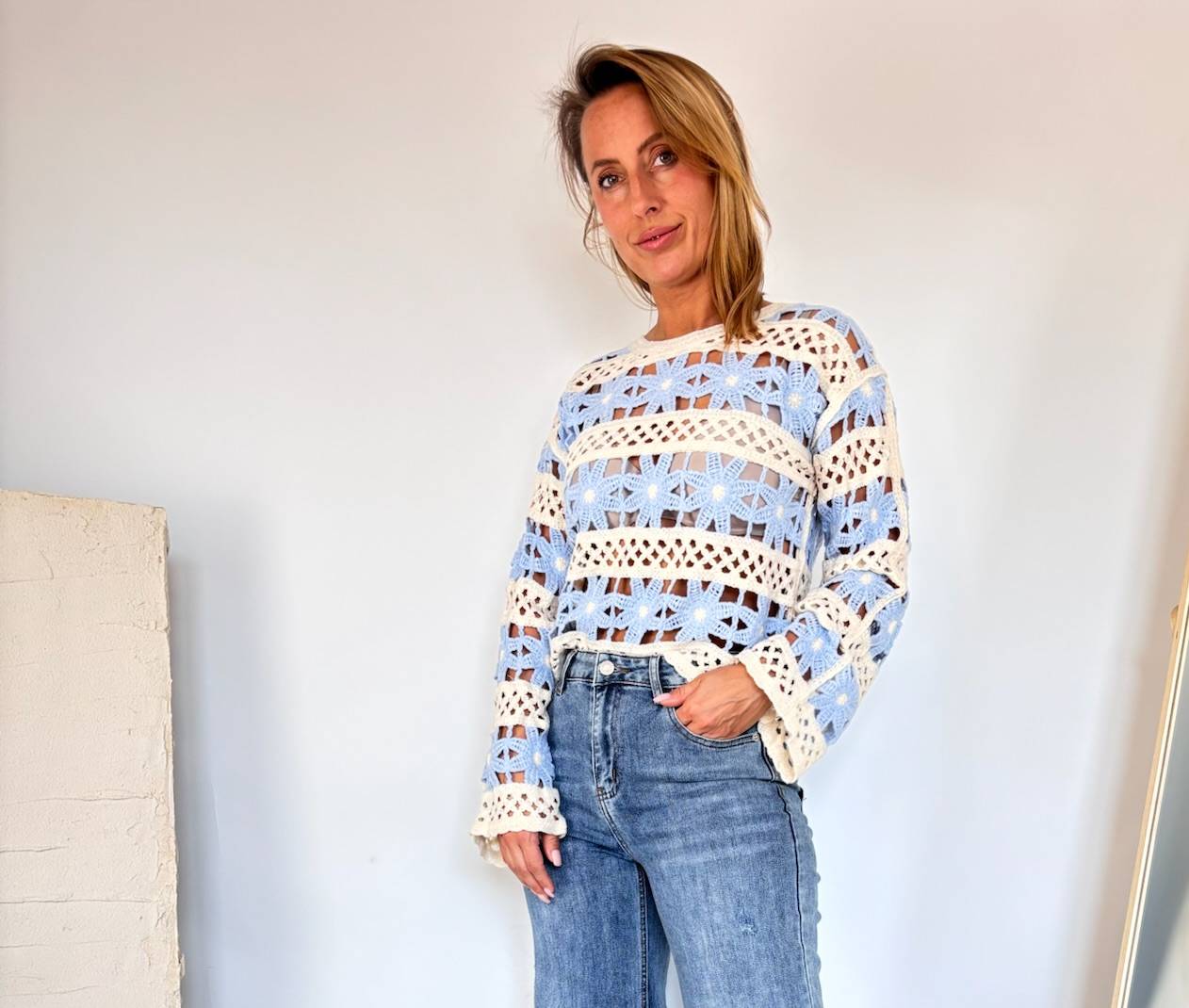 Błękitny sweter boho 