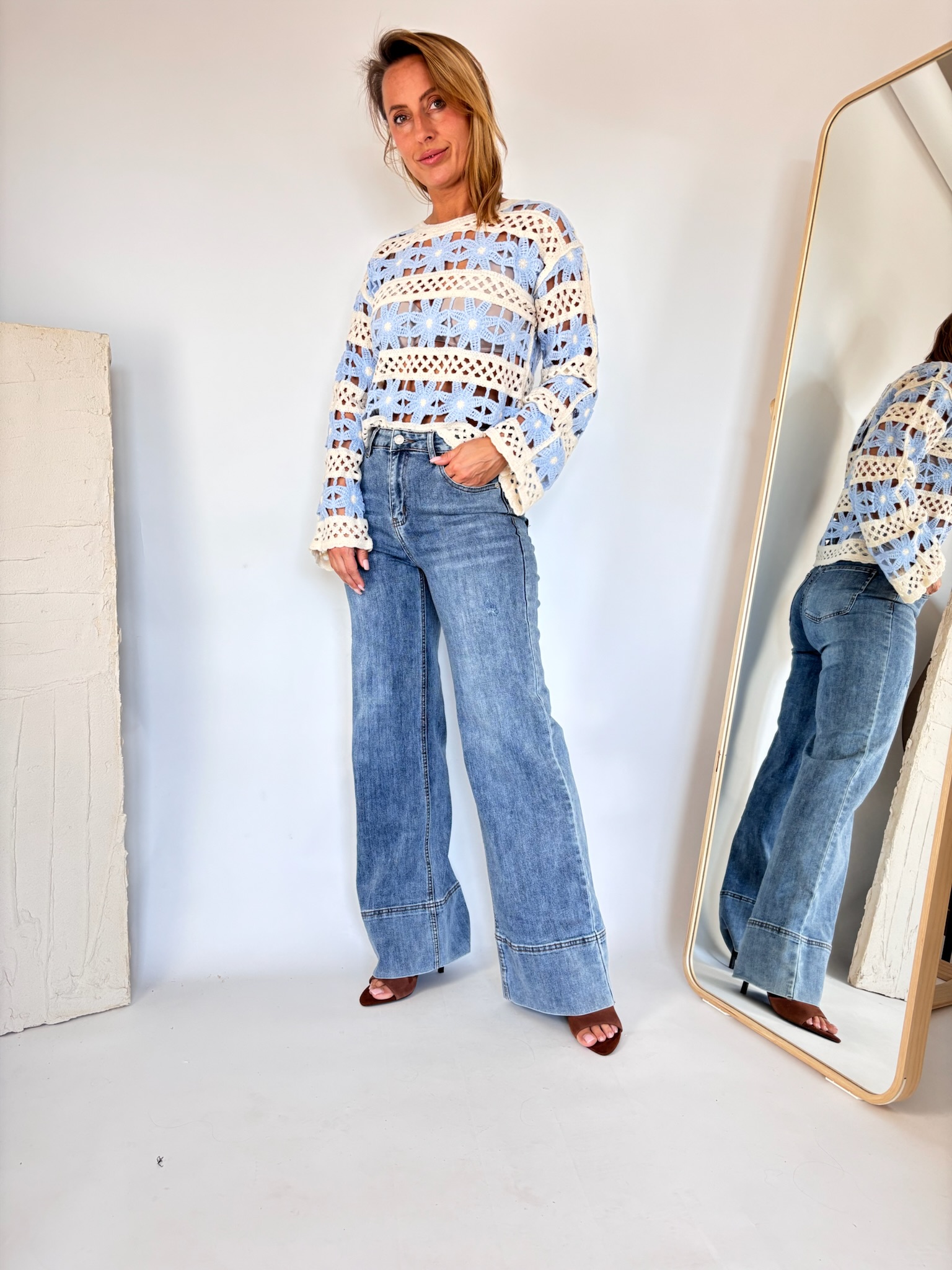 Błękitny sweter boho 