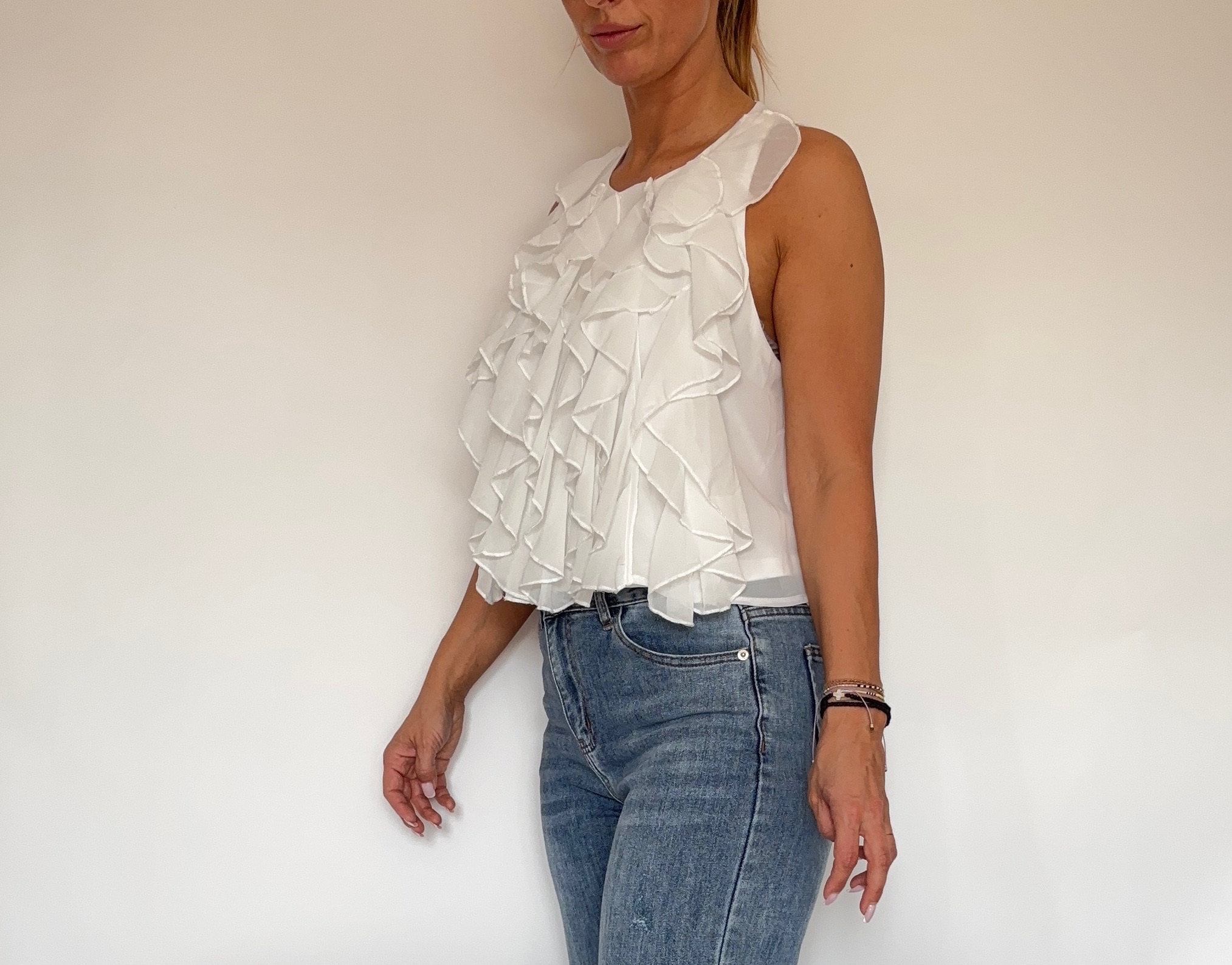 Stylowa biała bluzka bez rękawów