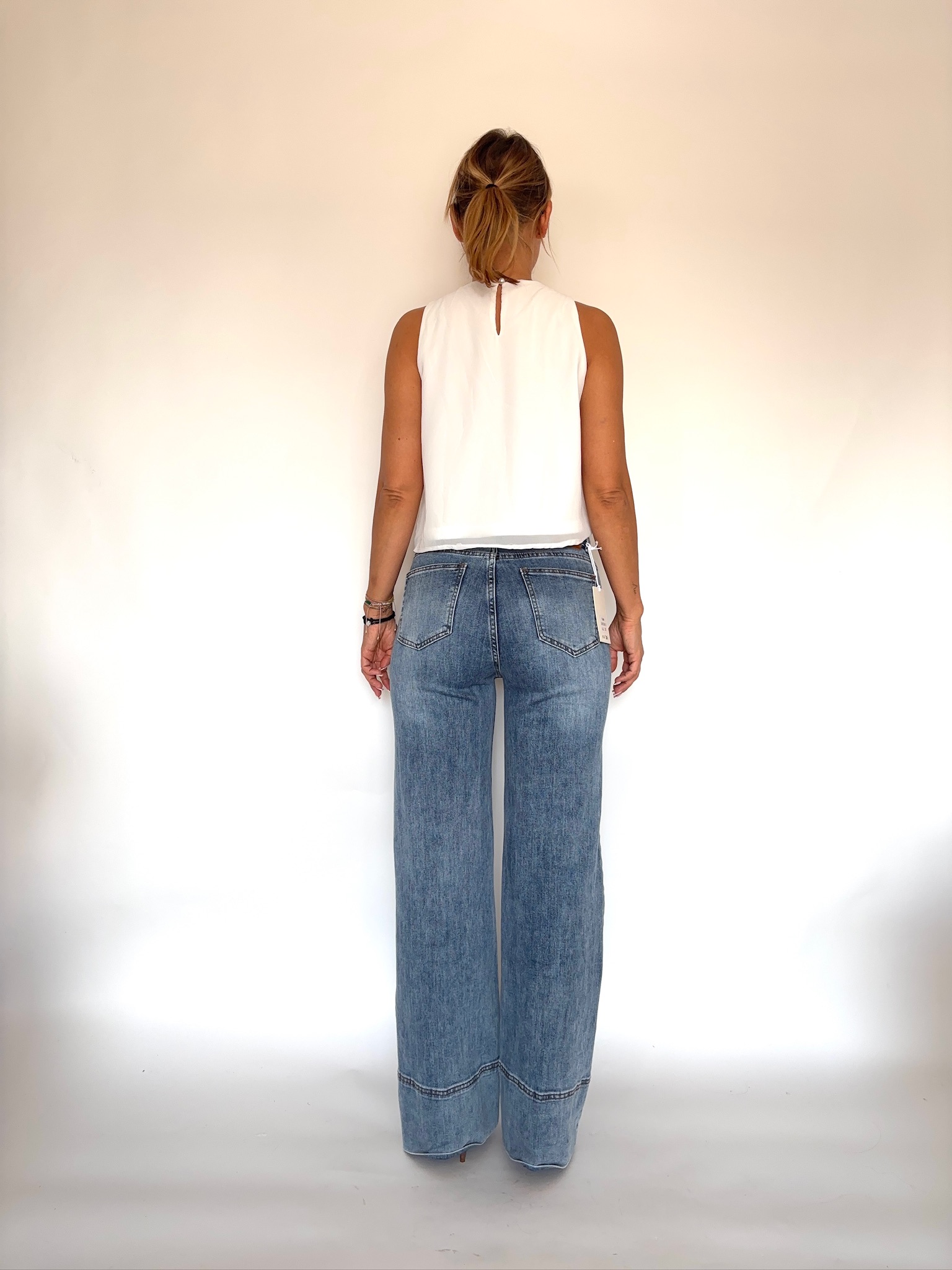 Stylowa biała bluzka bez rękawów