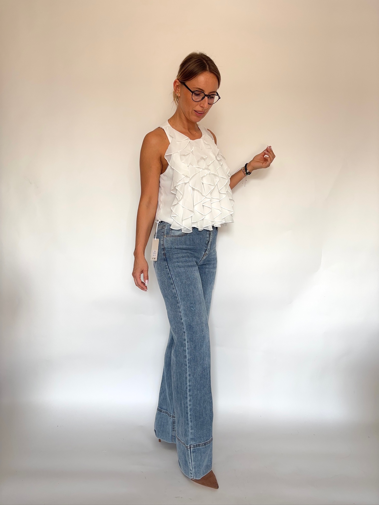 Stylowa biała bluzka bez rękawów