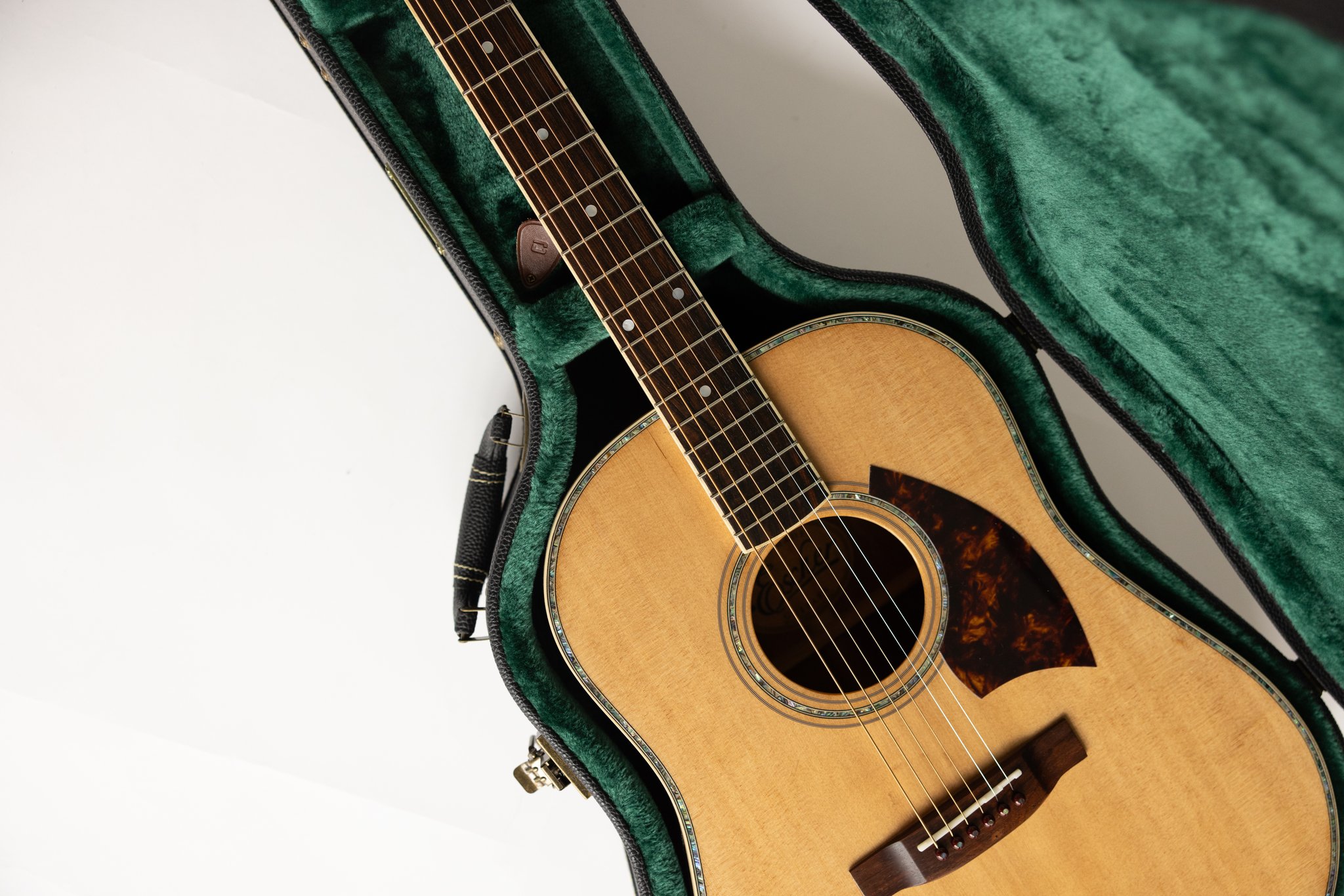 Escher Soft-Shoulder Dreadnought