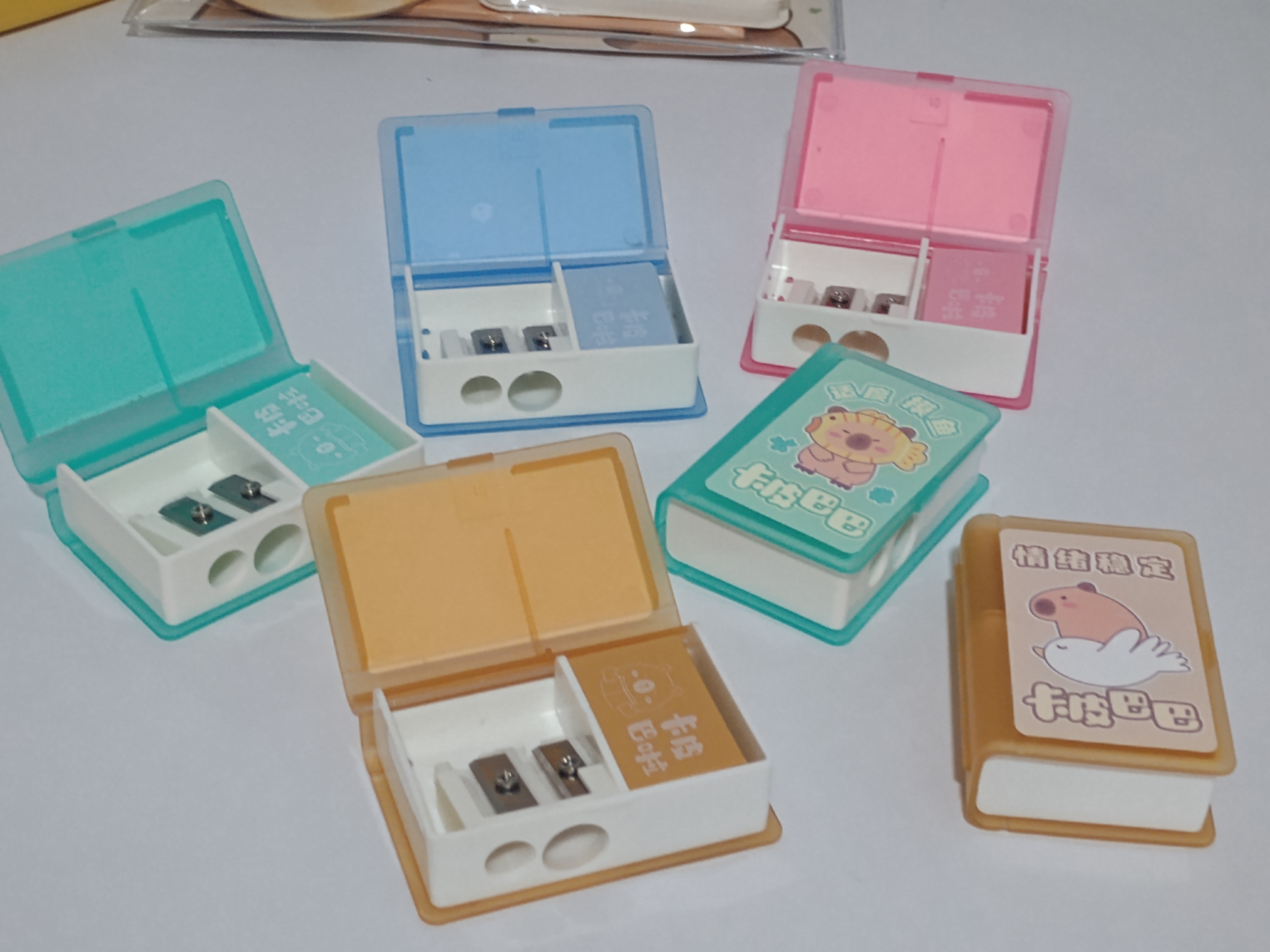 Apontadores de lápis em formato de livro + borracha