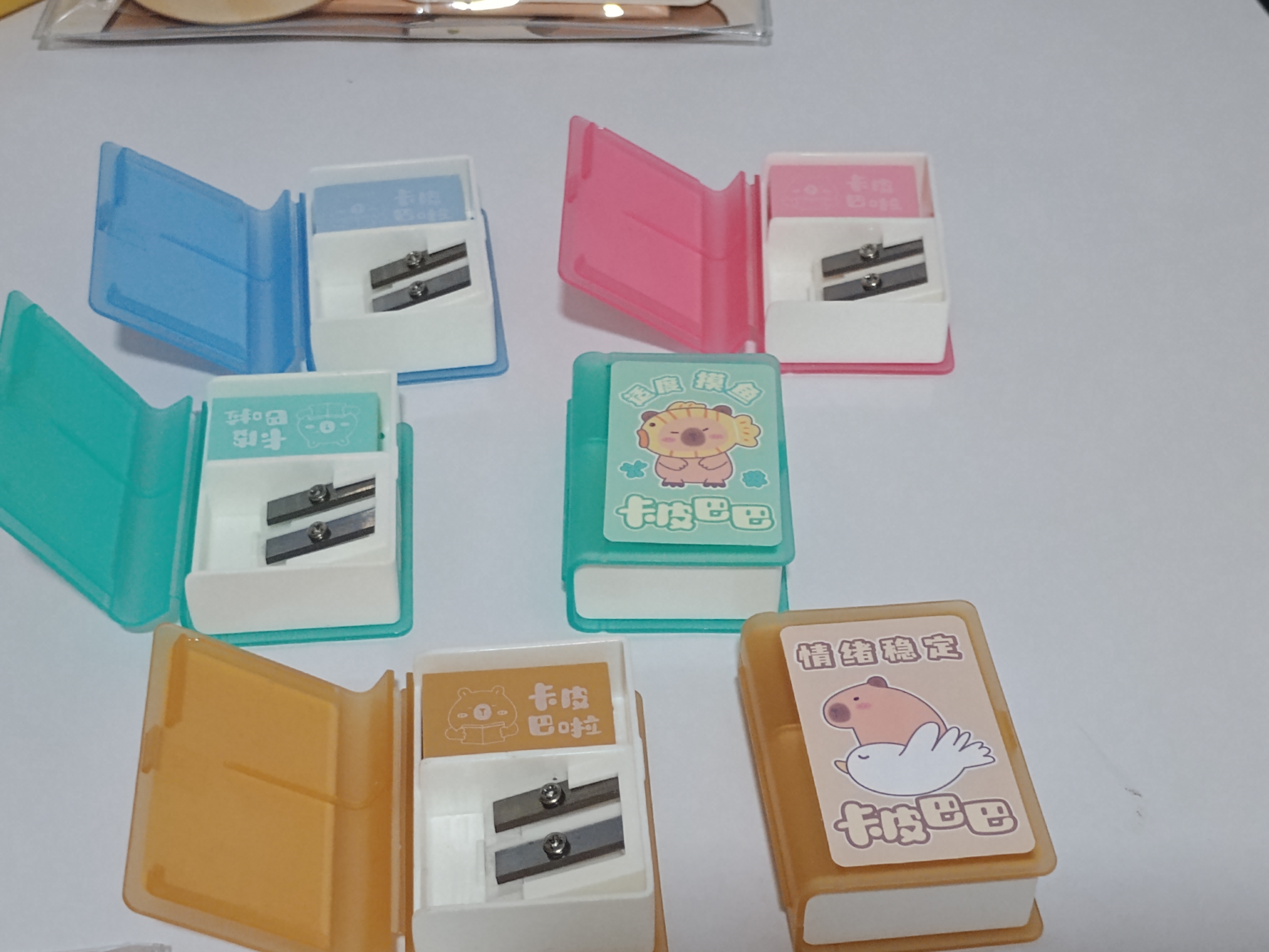 Apontadores de lápis em formato de livro + borracha