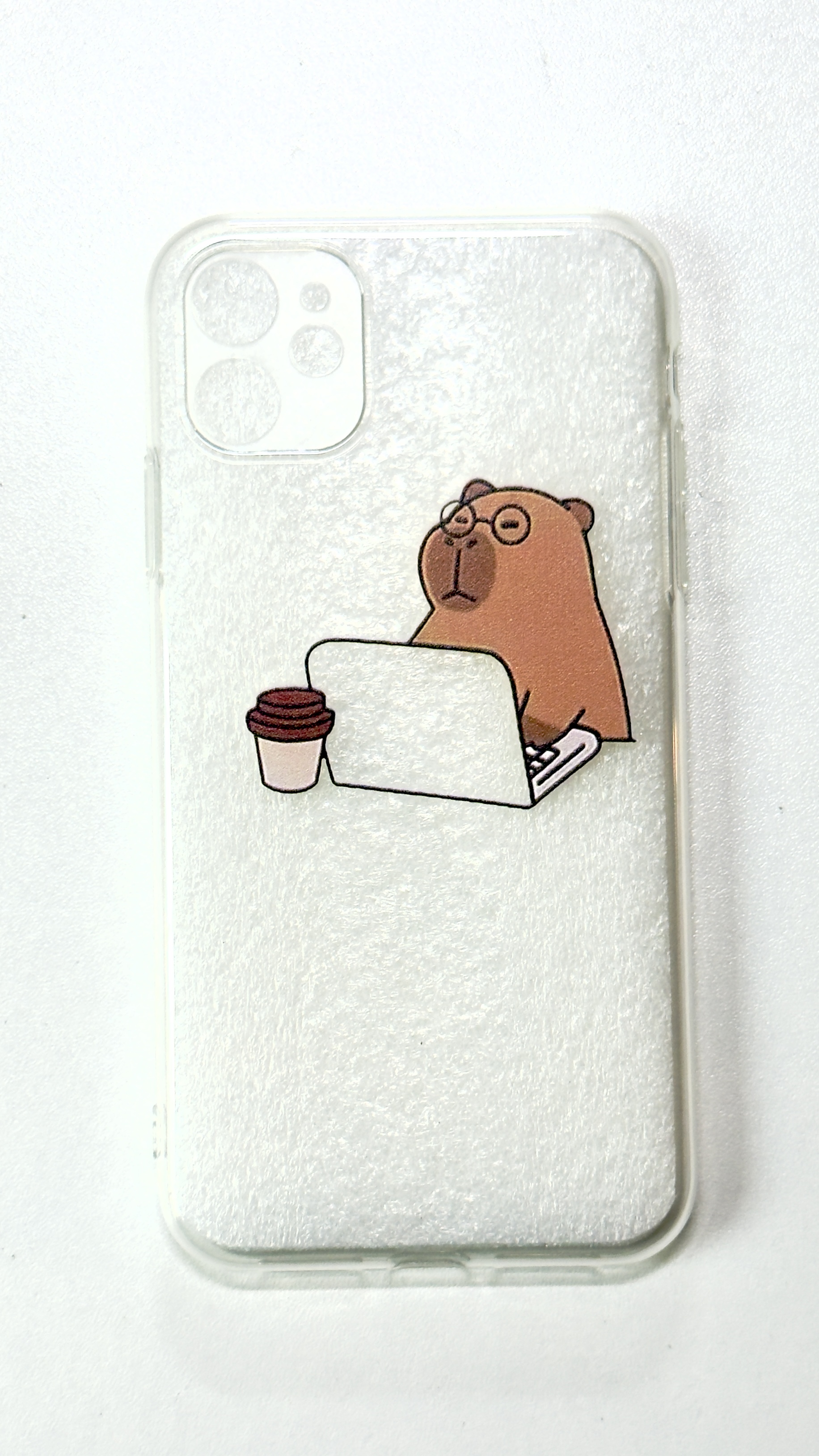 Funda para iPhone con Capibara trabajando