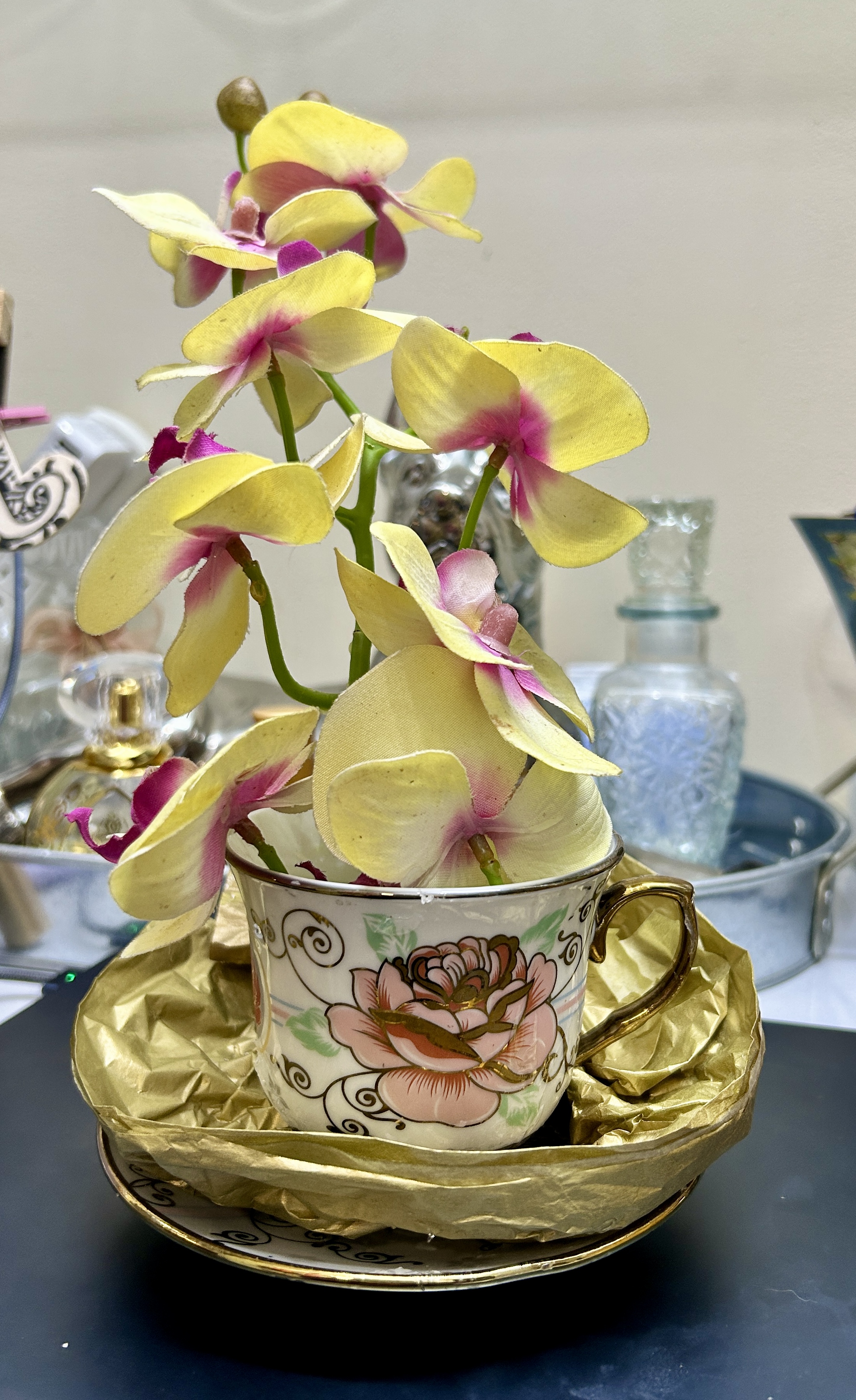 Arreglo de Taza decorativa con flores artificiales