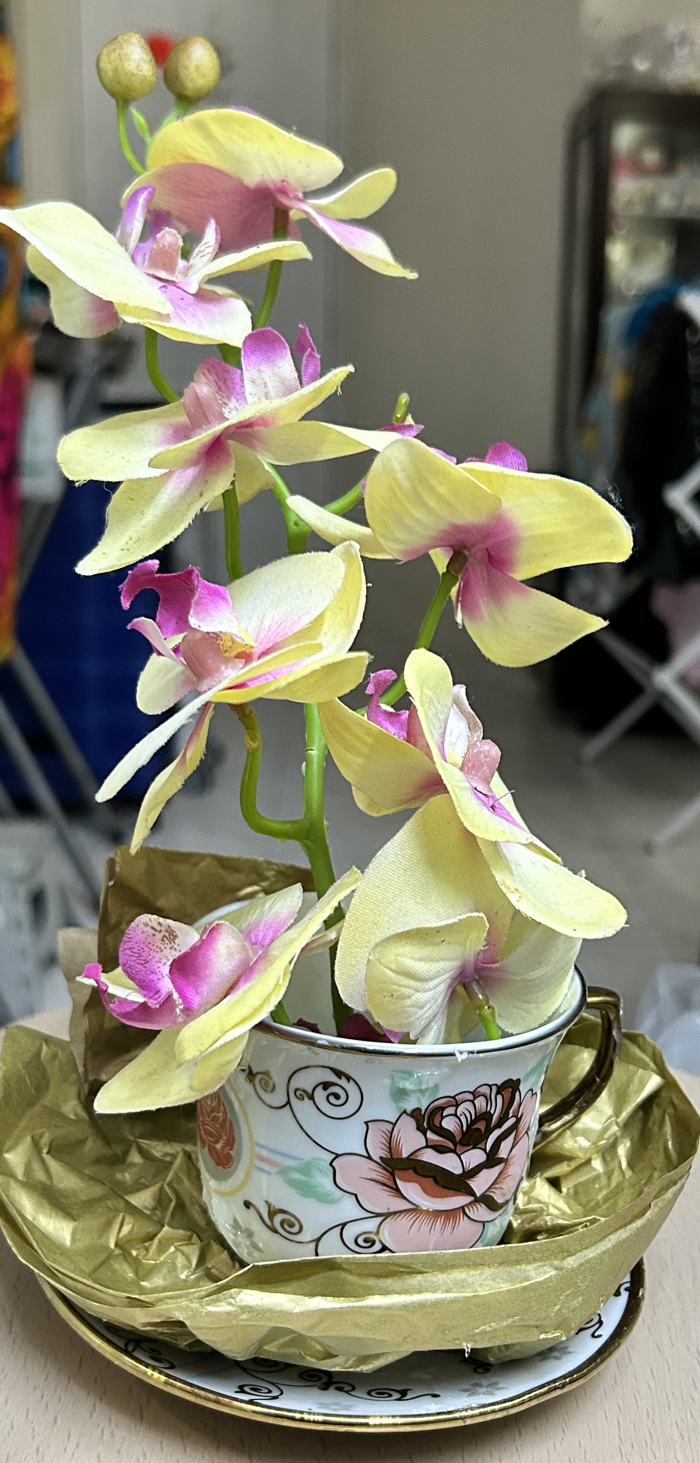 Arreglo de Taza decorativa con flores artificiales