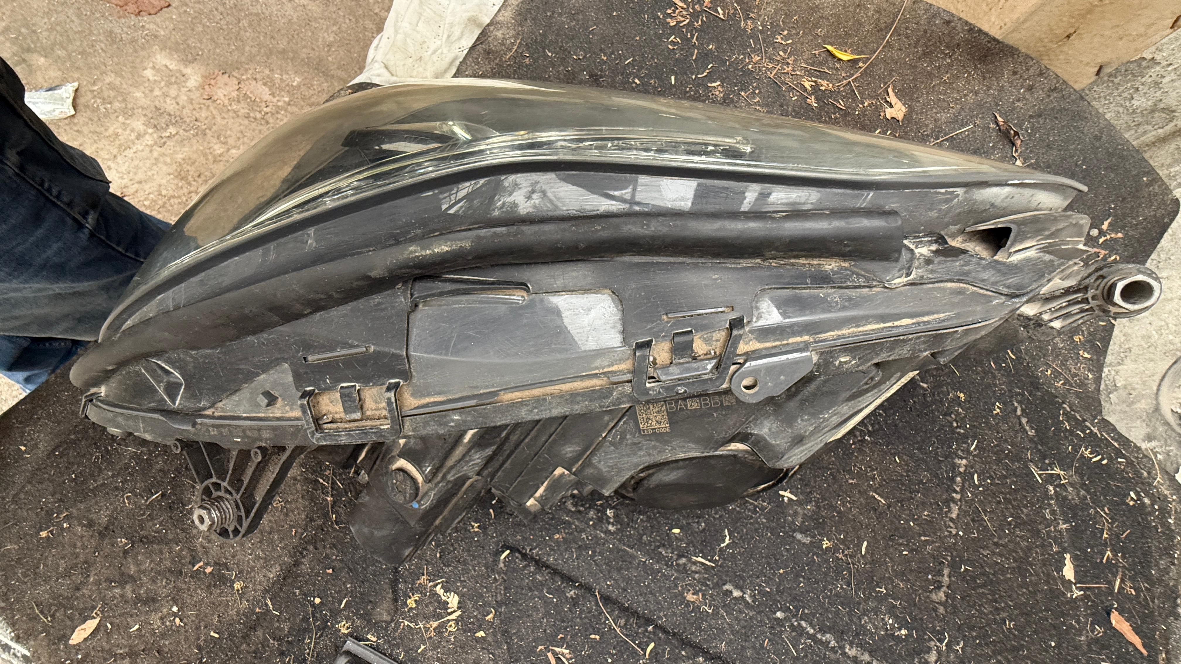 E Class 212 Car Headlight Assembly Complete R-L OEM