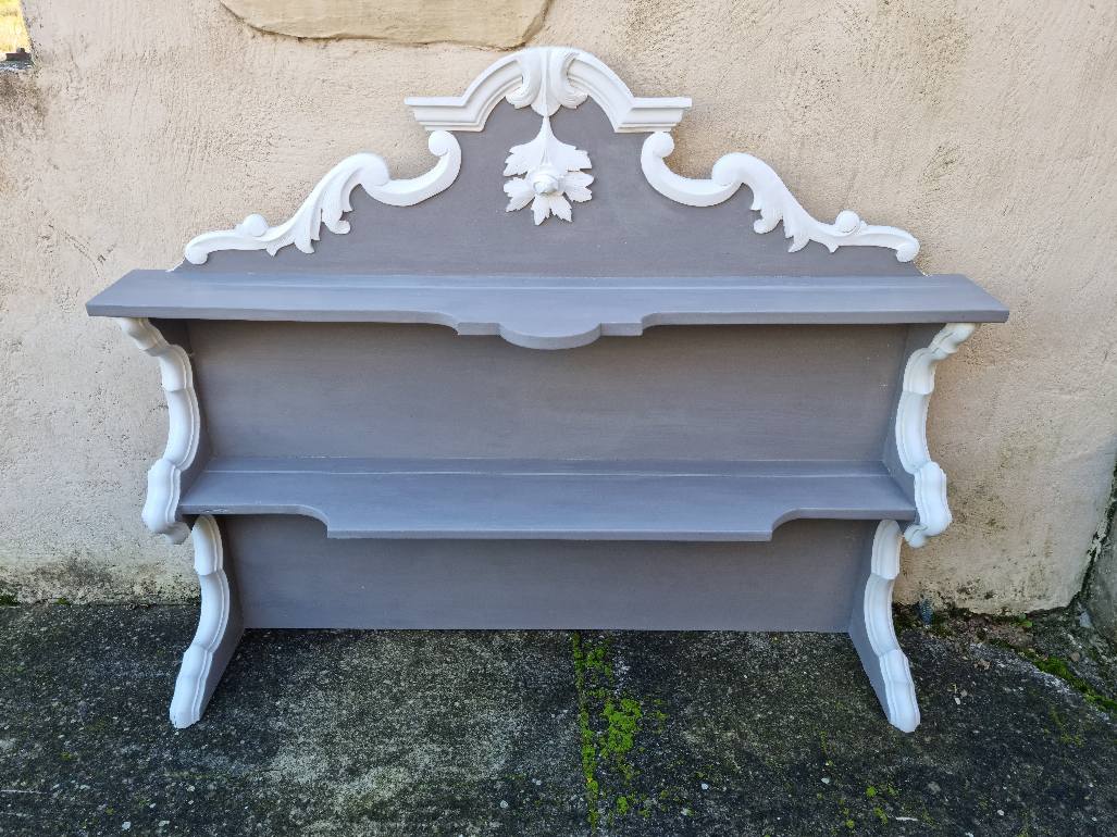 Étagère murale en bois sculpté (Haut de buffet Saint-Hubert)