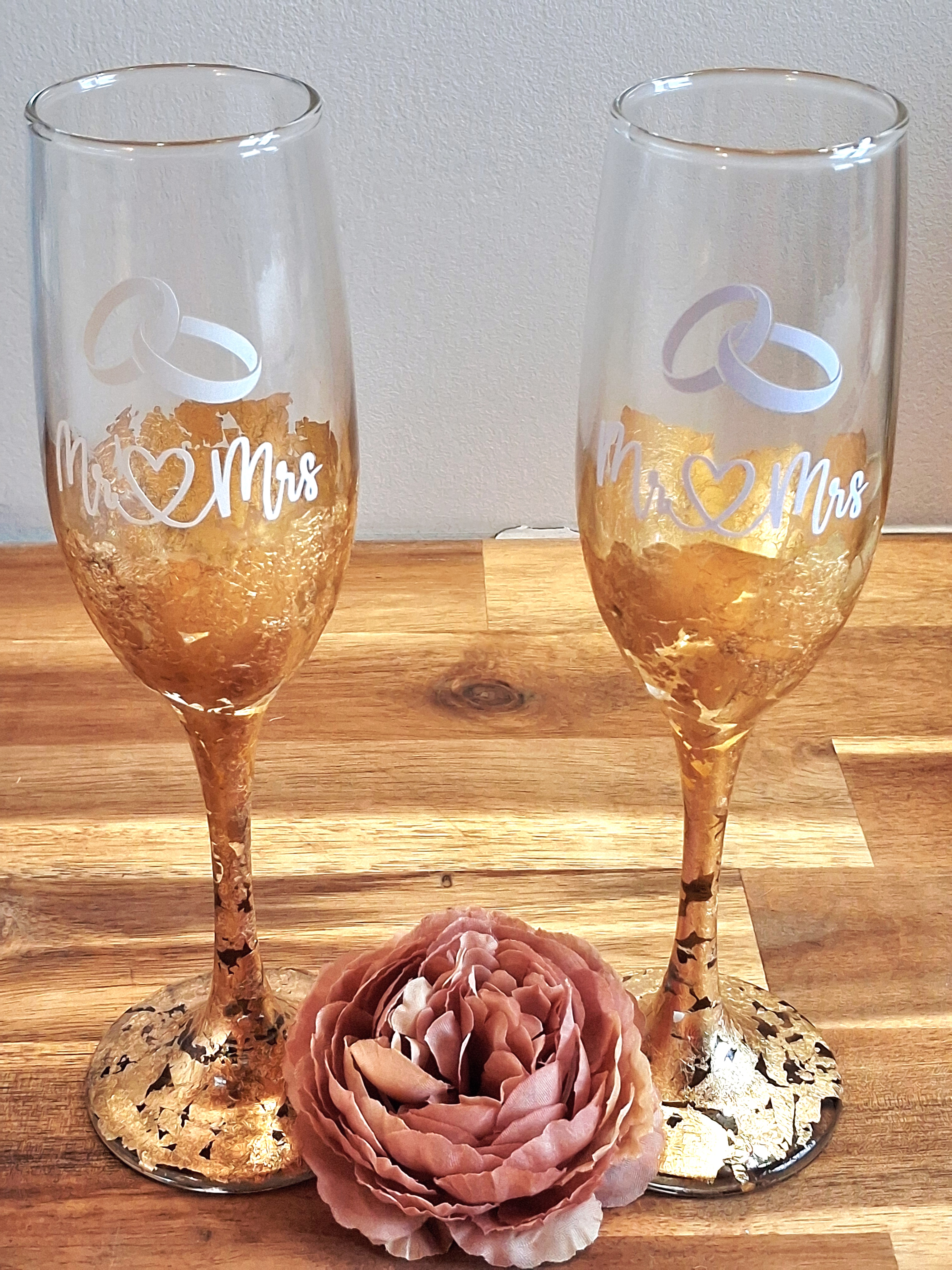 Flûtes à champagne Mr & Mrs dorées décorés à la main– verres mariage élégants pour couple marié