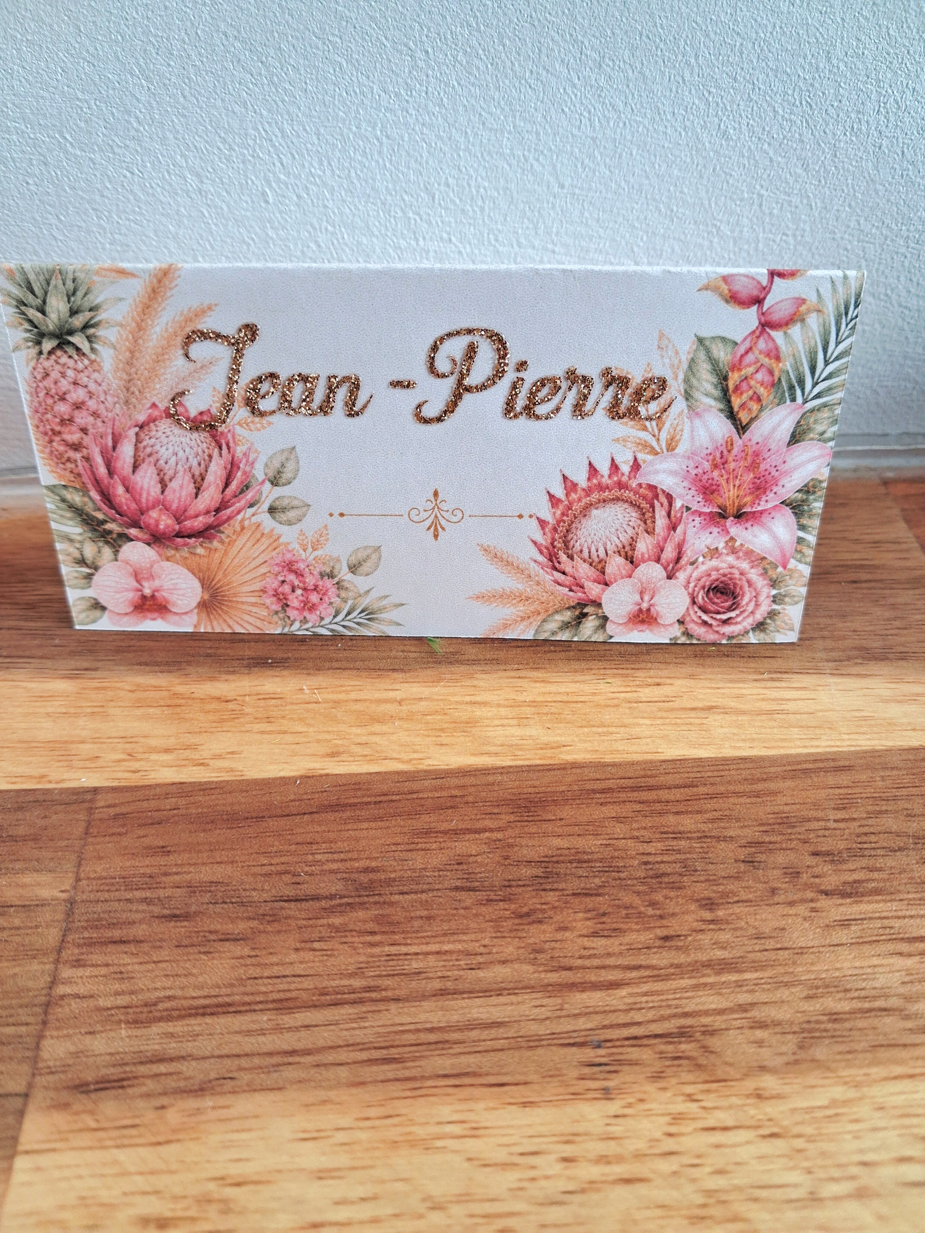 Marque-place personnalisé floral – Élégance tropicale