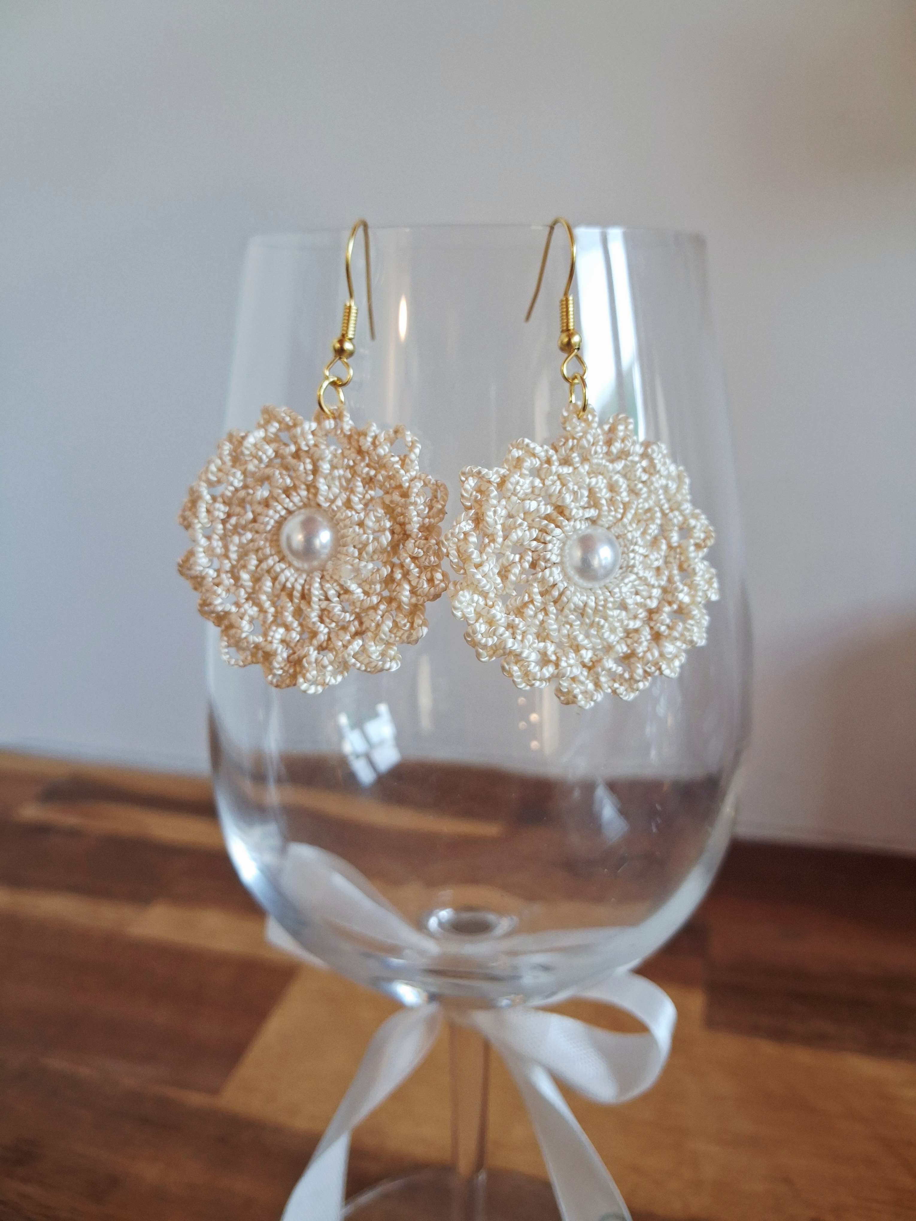 Boucles d'oreilles fleur au crochet – Écru & perle nacrée