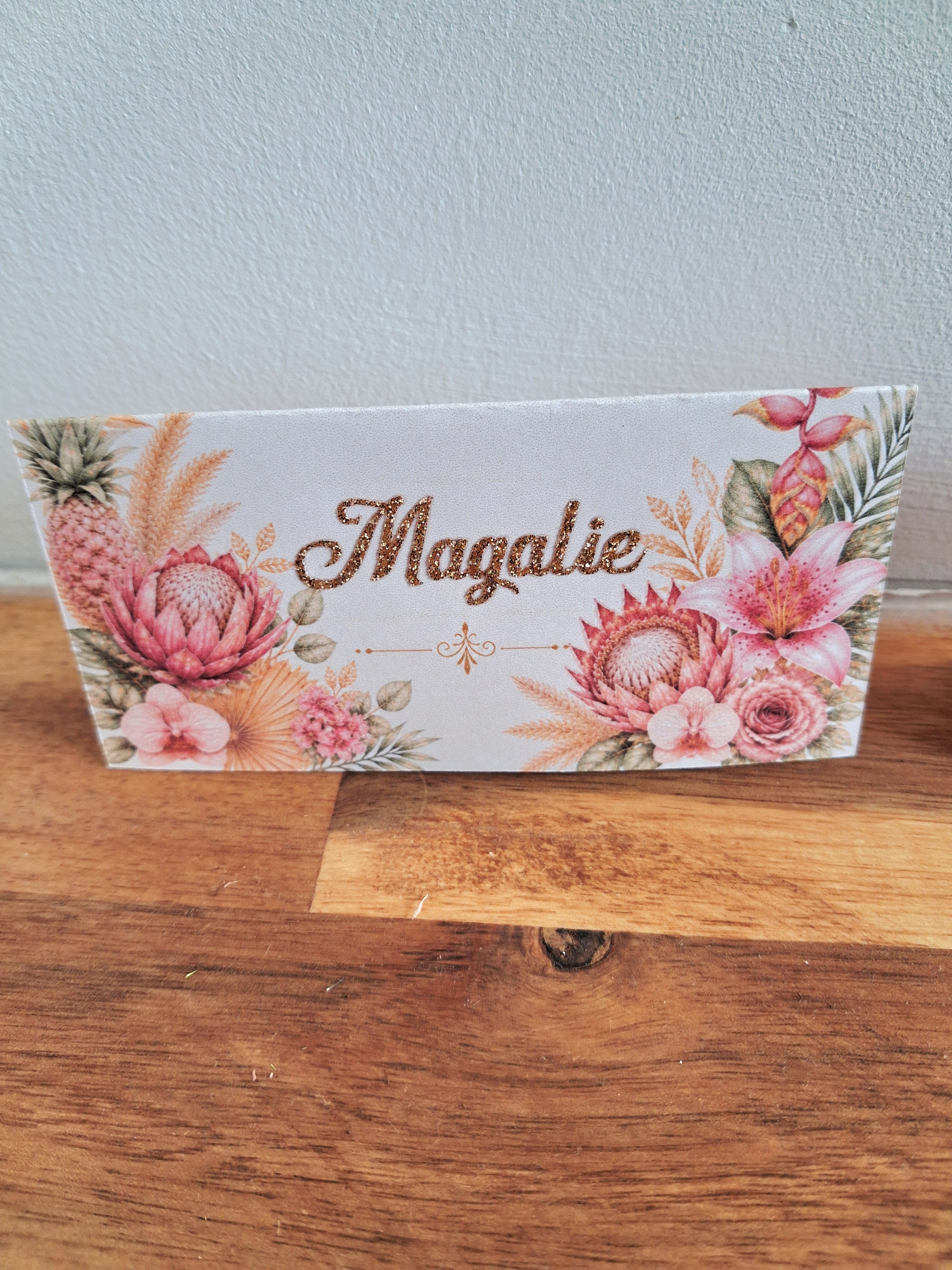 Marque-place personnalisé floral – Élégance tropicale