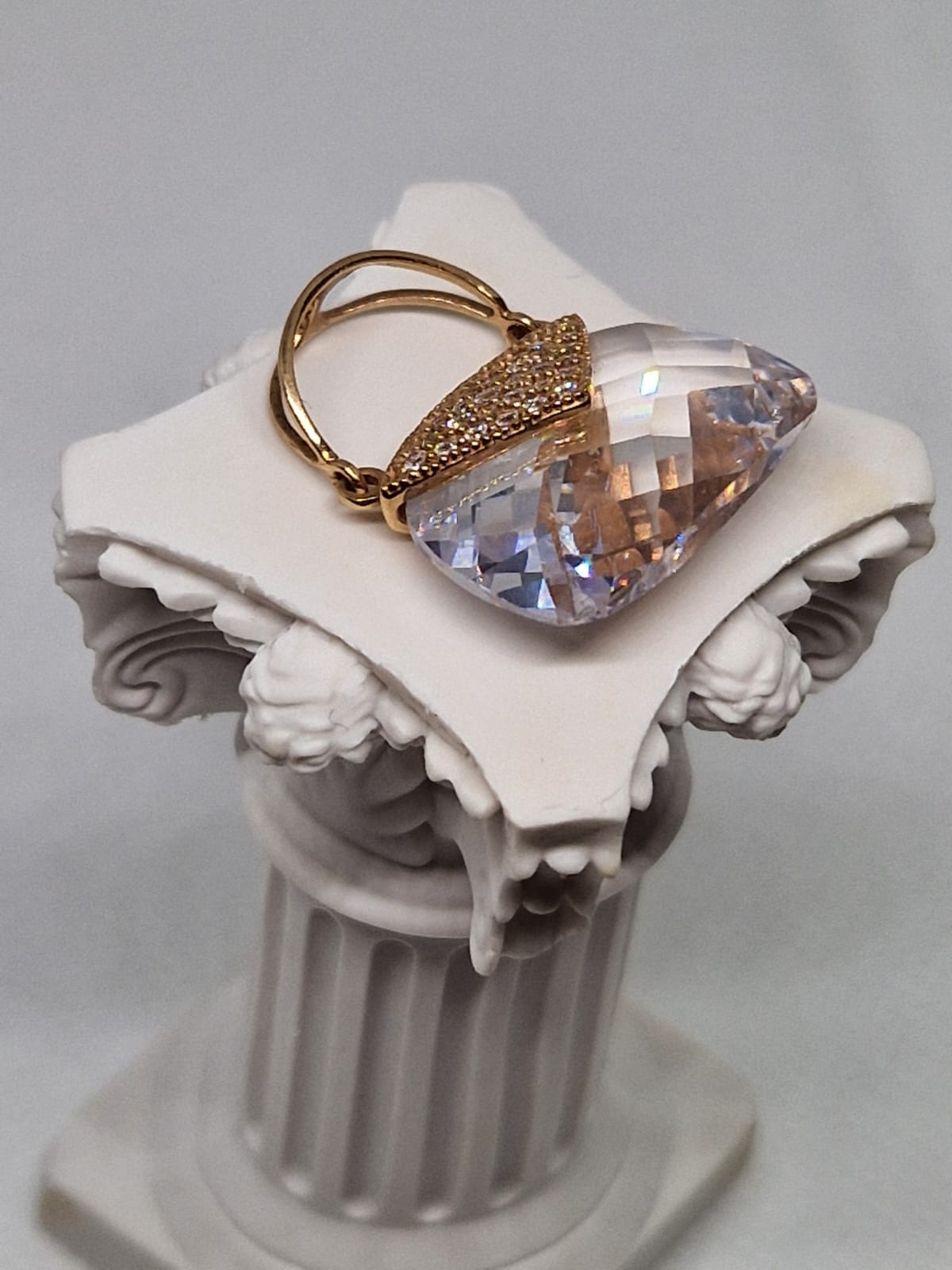 Gold pendant with cubic zirconia