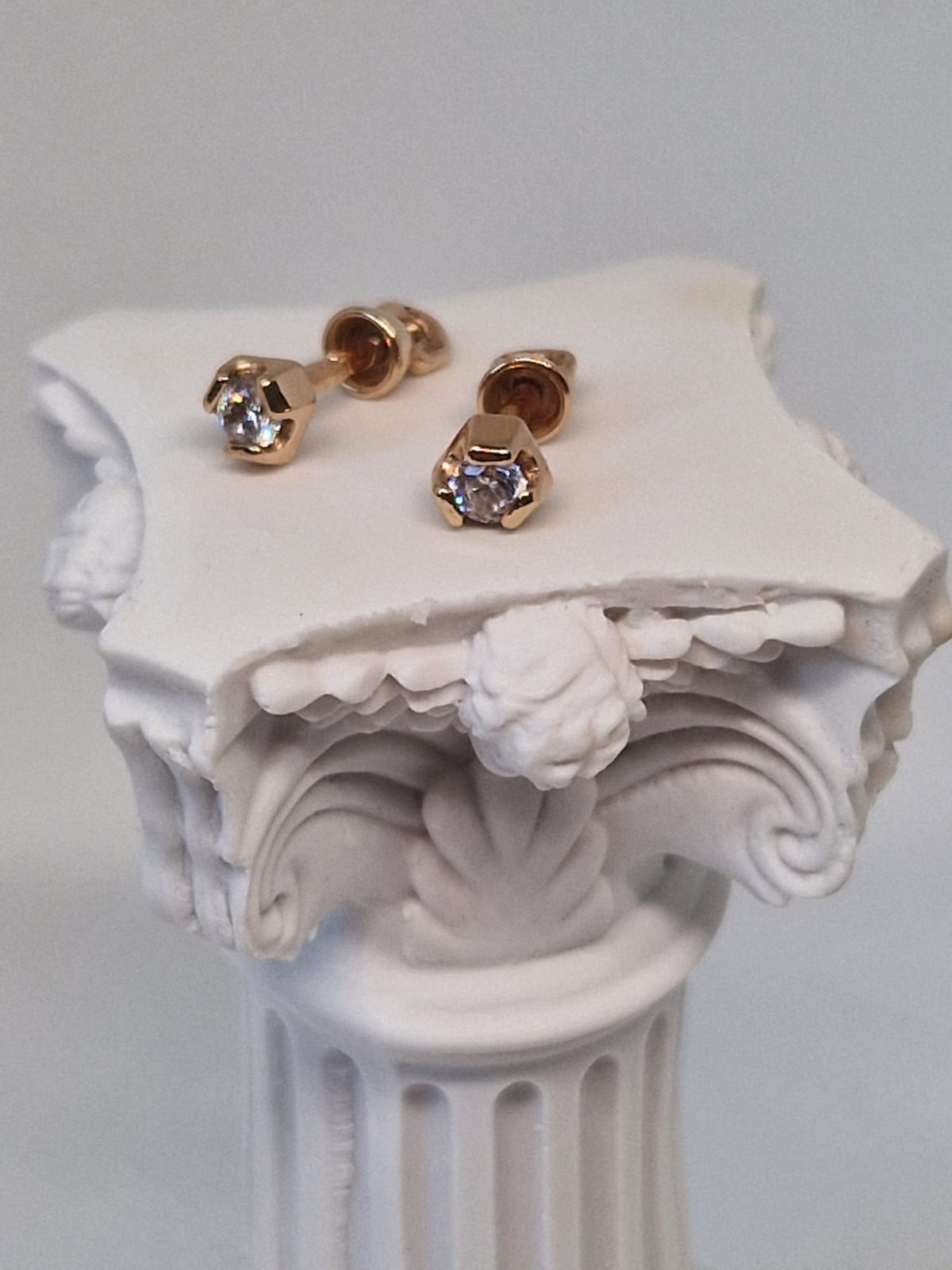 Golden Earrings with a Cubic Zirconia inlay