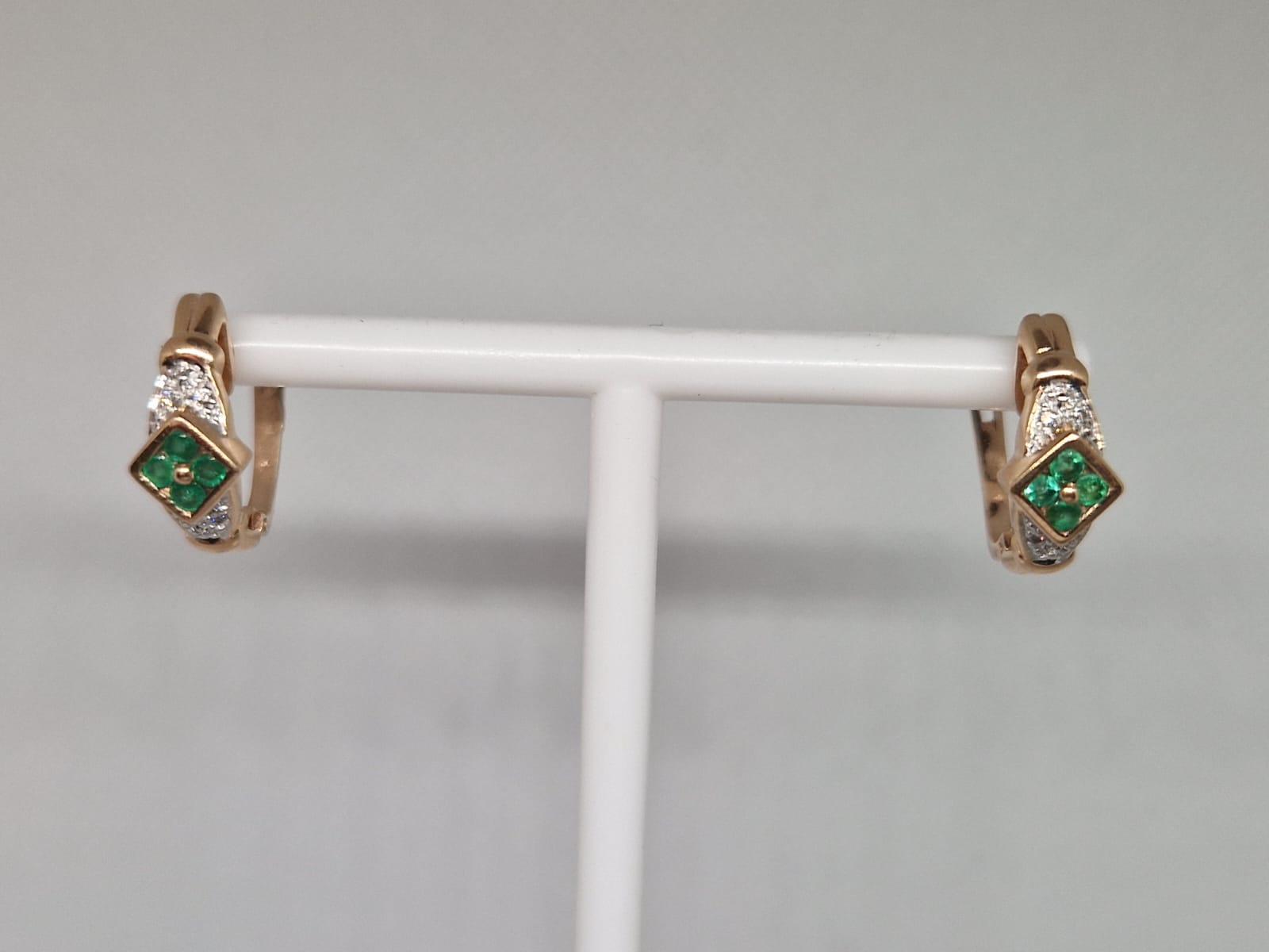 Gold Earrings with diamonds and emerald 