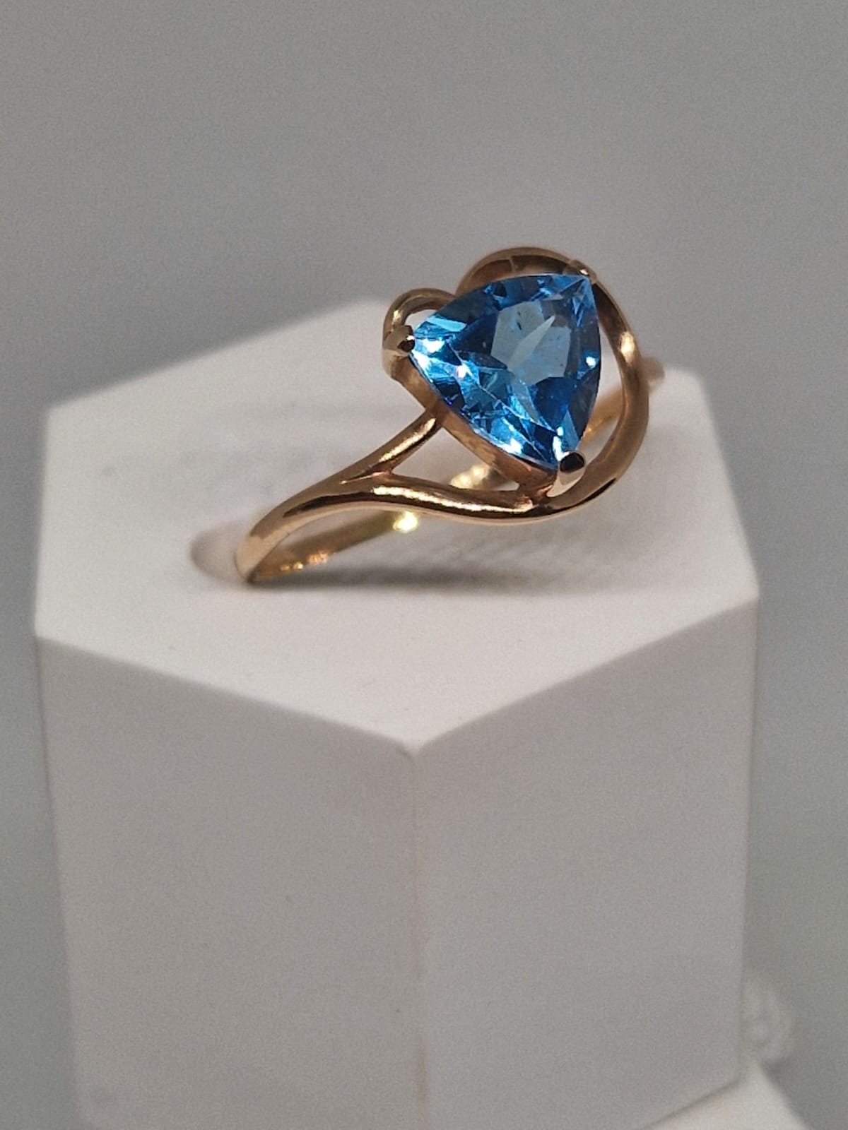 Pink gold ring with a triangle shaped topaz crystal