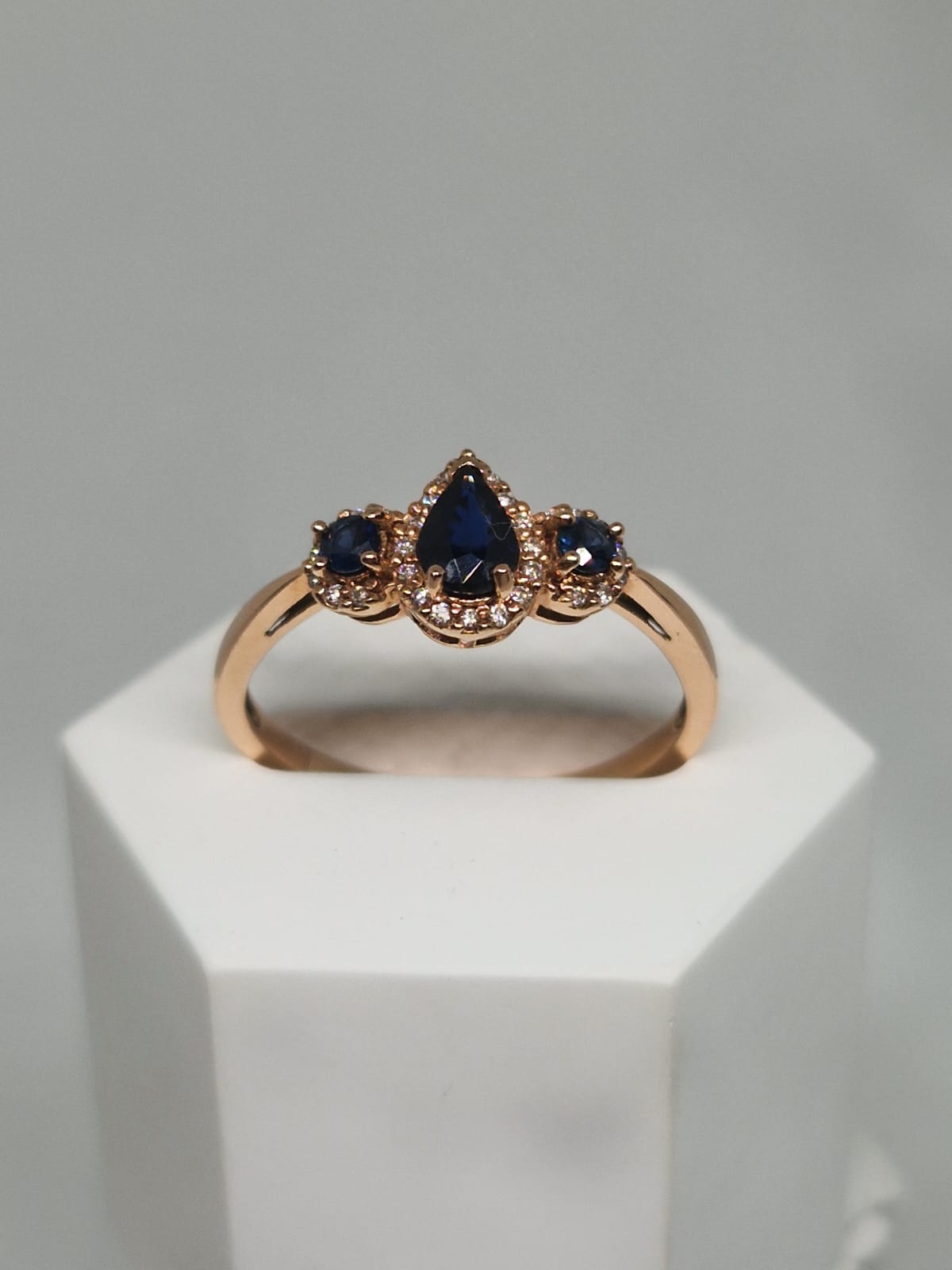 Gold Ring with Sapphire and Diamond 