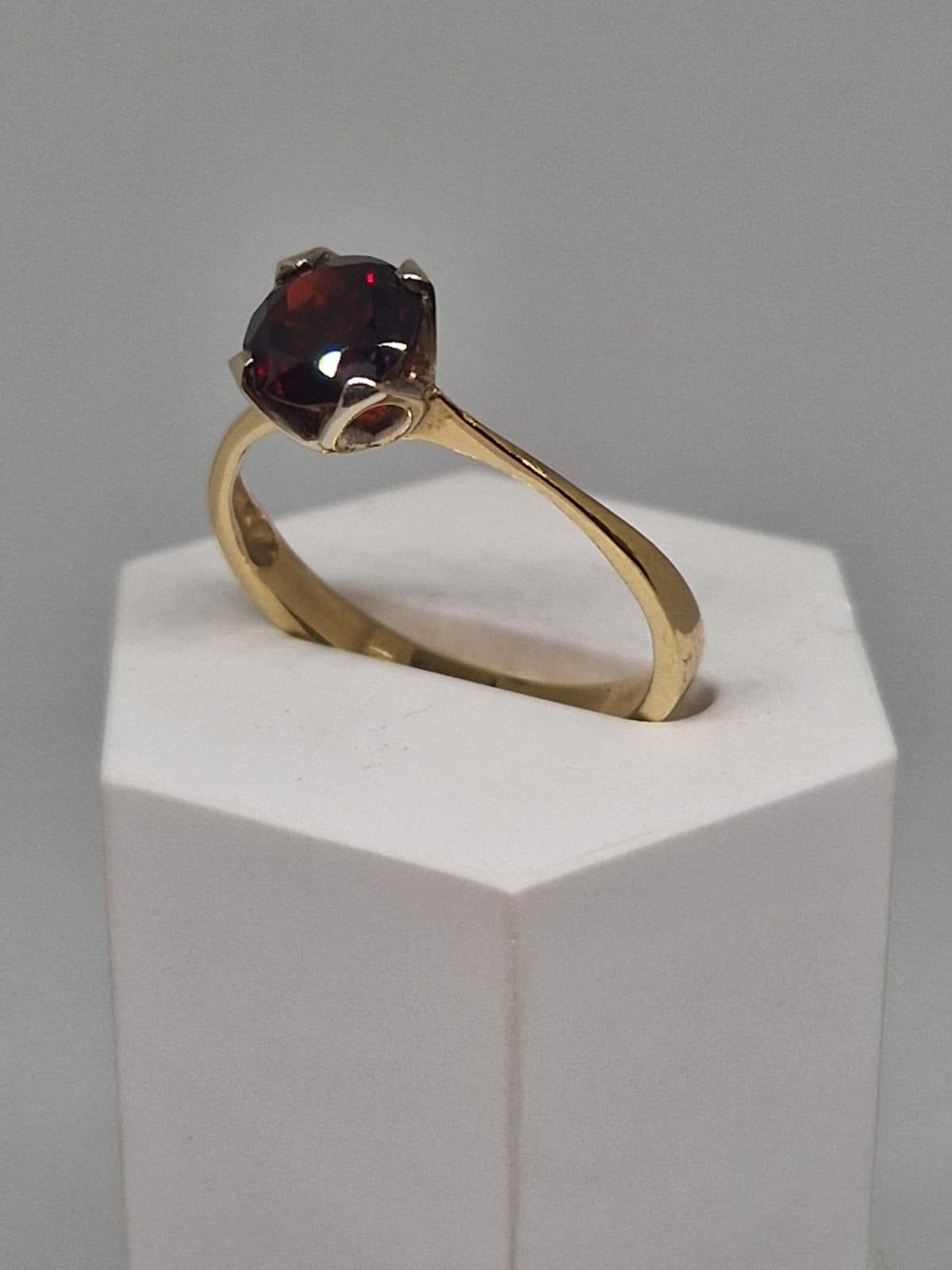 Gold Ring with Garnet 