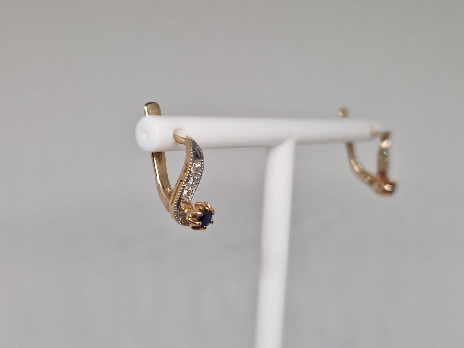 Gold Earrings with Sapphire and Diamond 