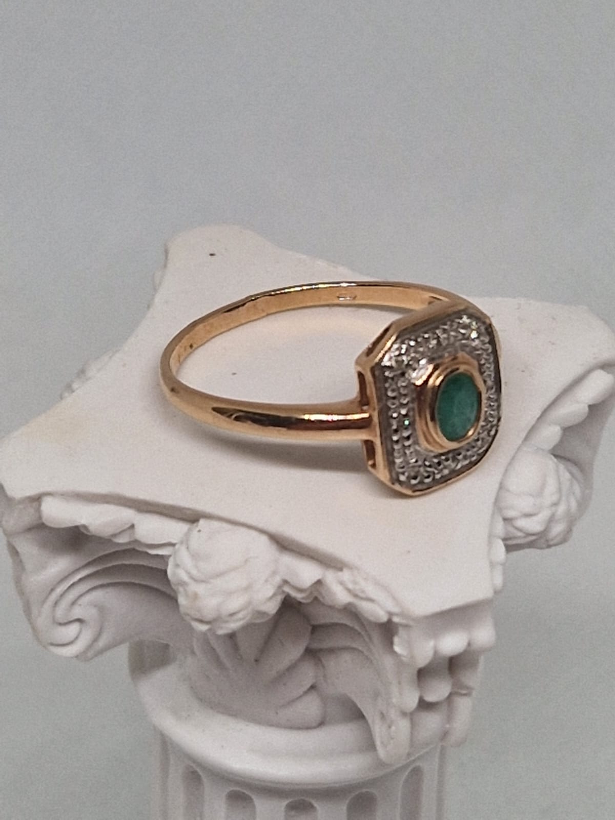 Gold Ring with Emerald and Diamond 