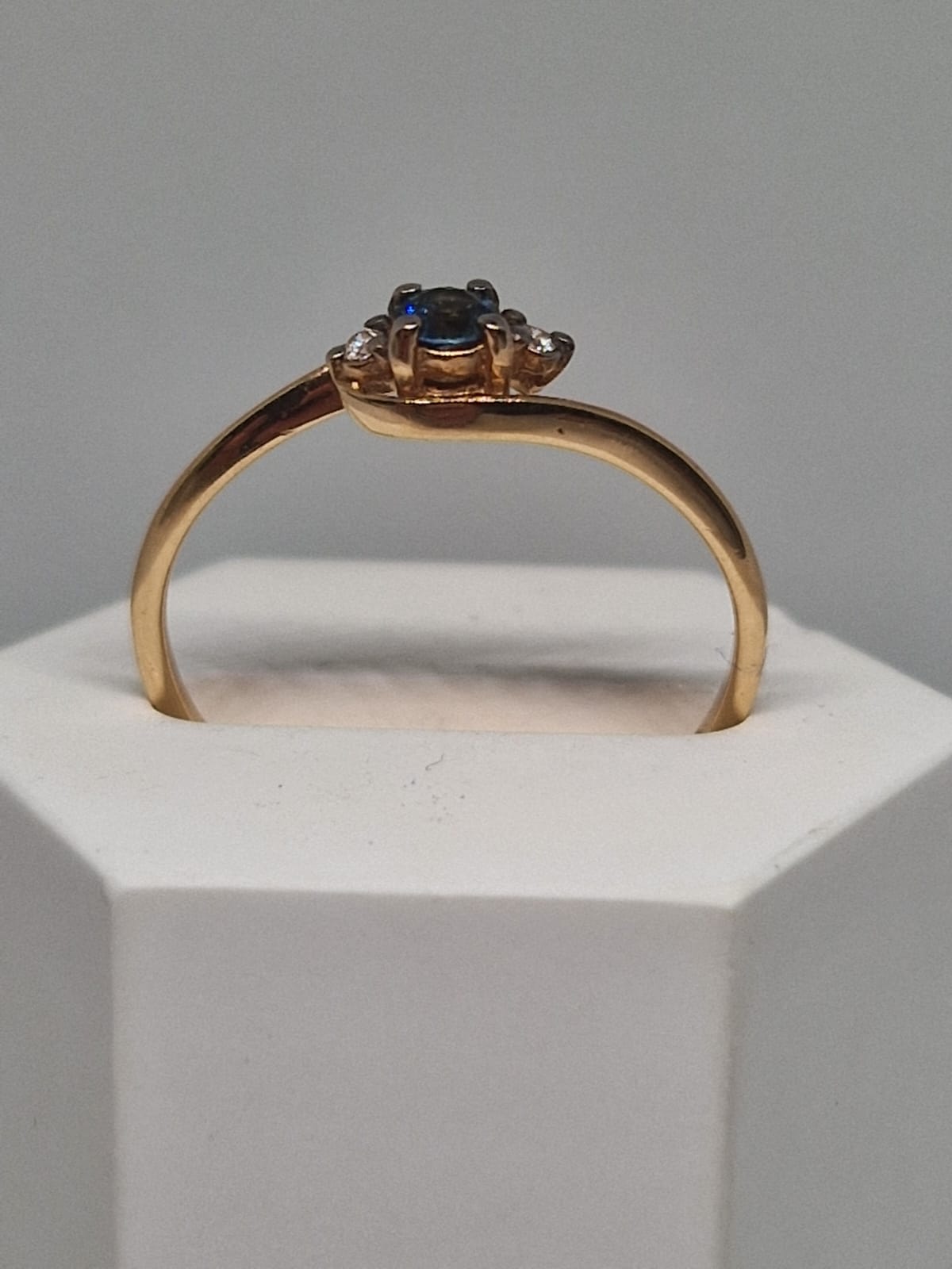 Gold Ring with Sapphire and Diamond 