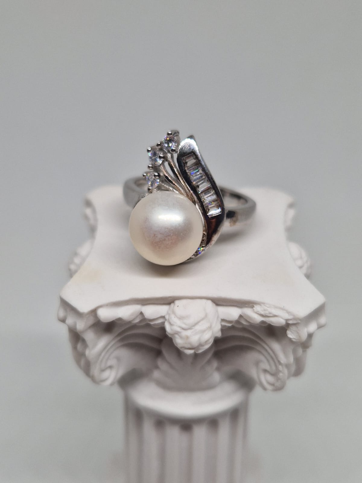 Silver Ring with a Cultured Pearl and Cubic Zirconia inlay