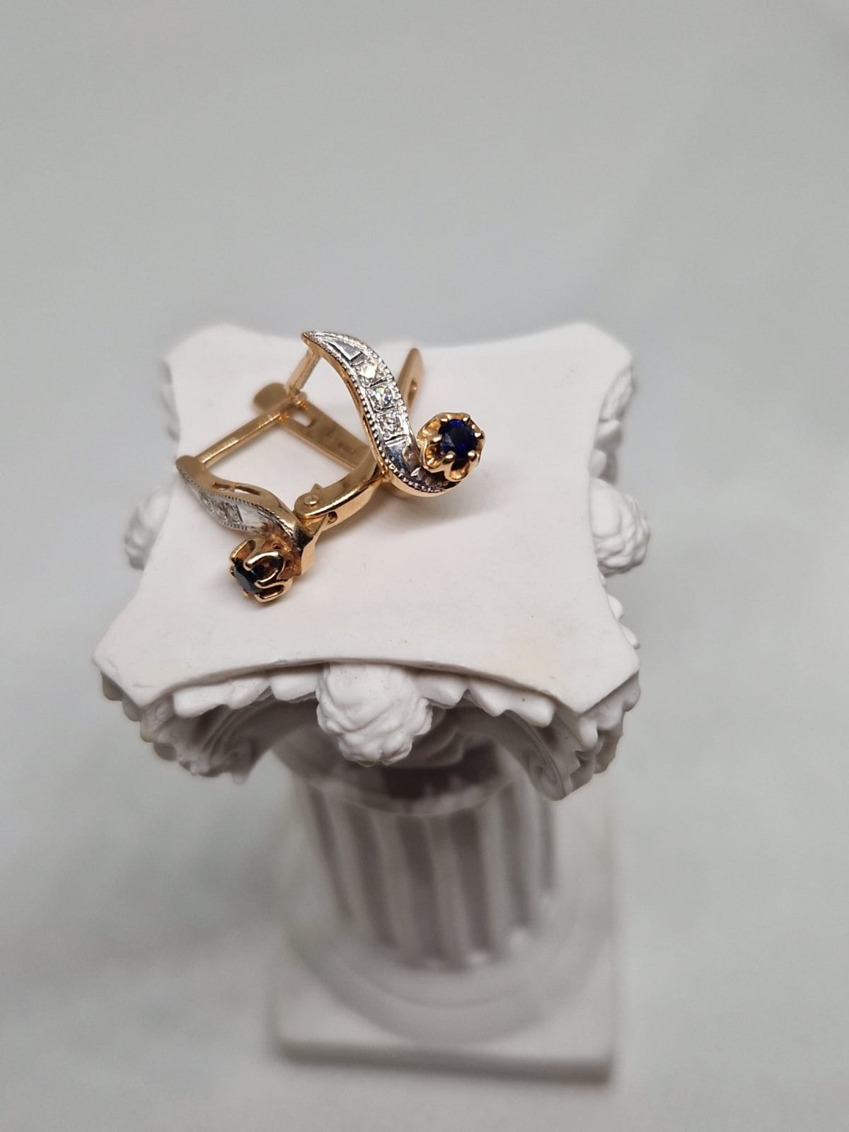 Gold Earrings with Sapphire and Diamond 