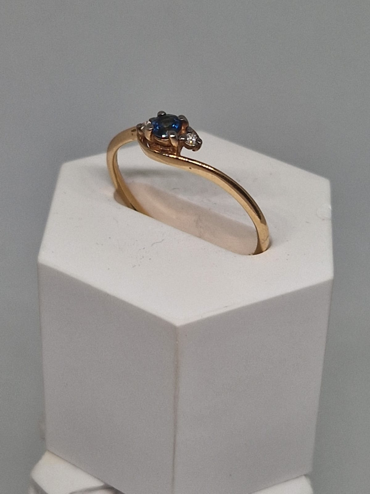 Gold Ring with Sapphire and Diamond 