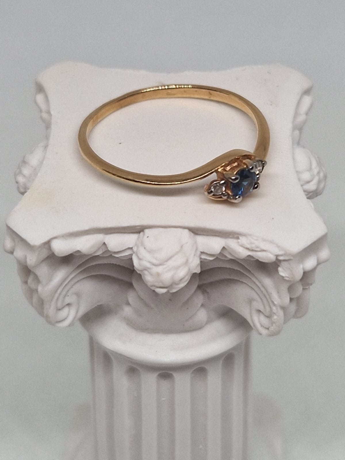 Gold Ring with Sapphire and Diamond 