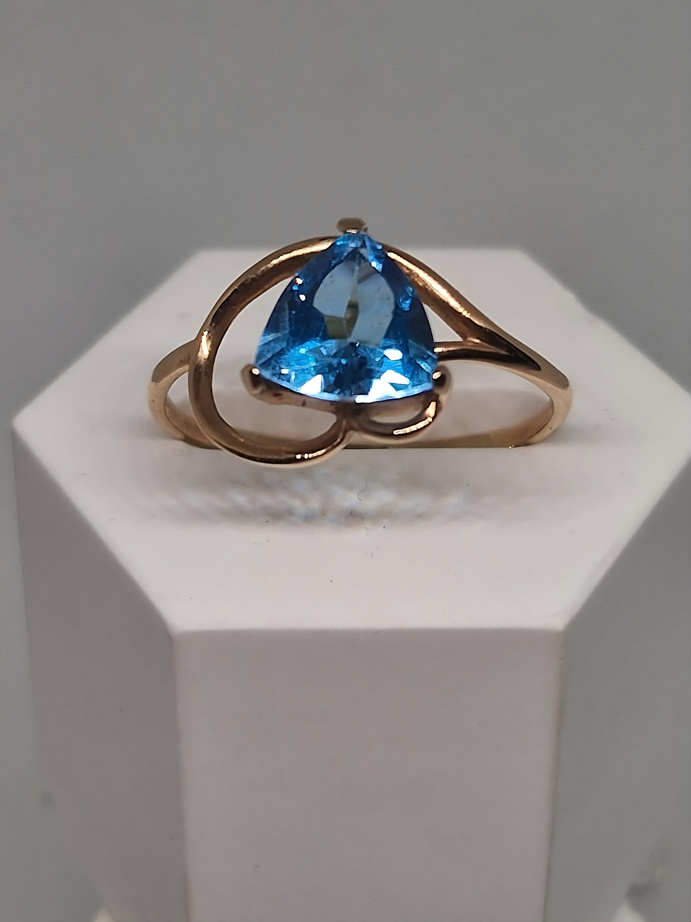 Pink gold ring with a triangle shaped topaz crystal